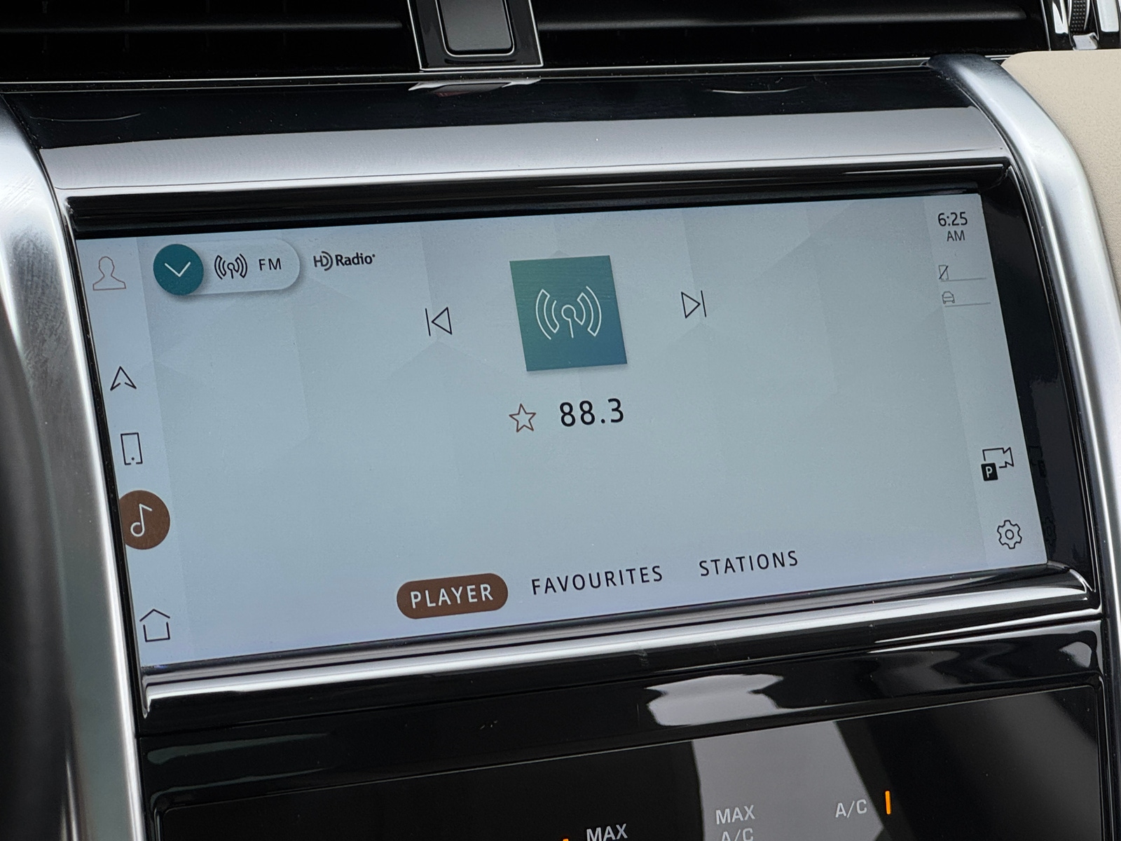 Thumbnail: 2021 Land Rover Discovery Sport - 3