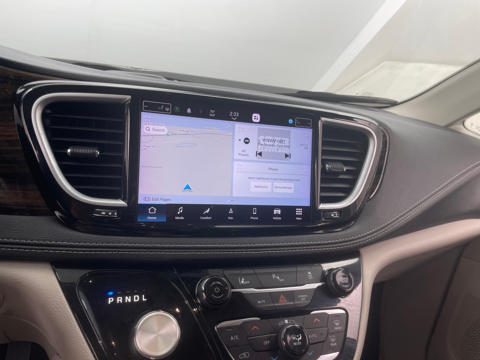 Thumbnail: 2023 Chrysler Pacifica - 3