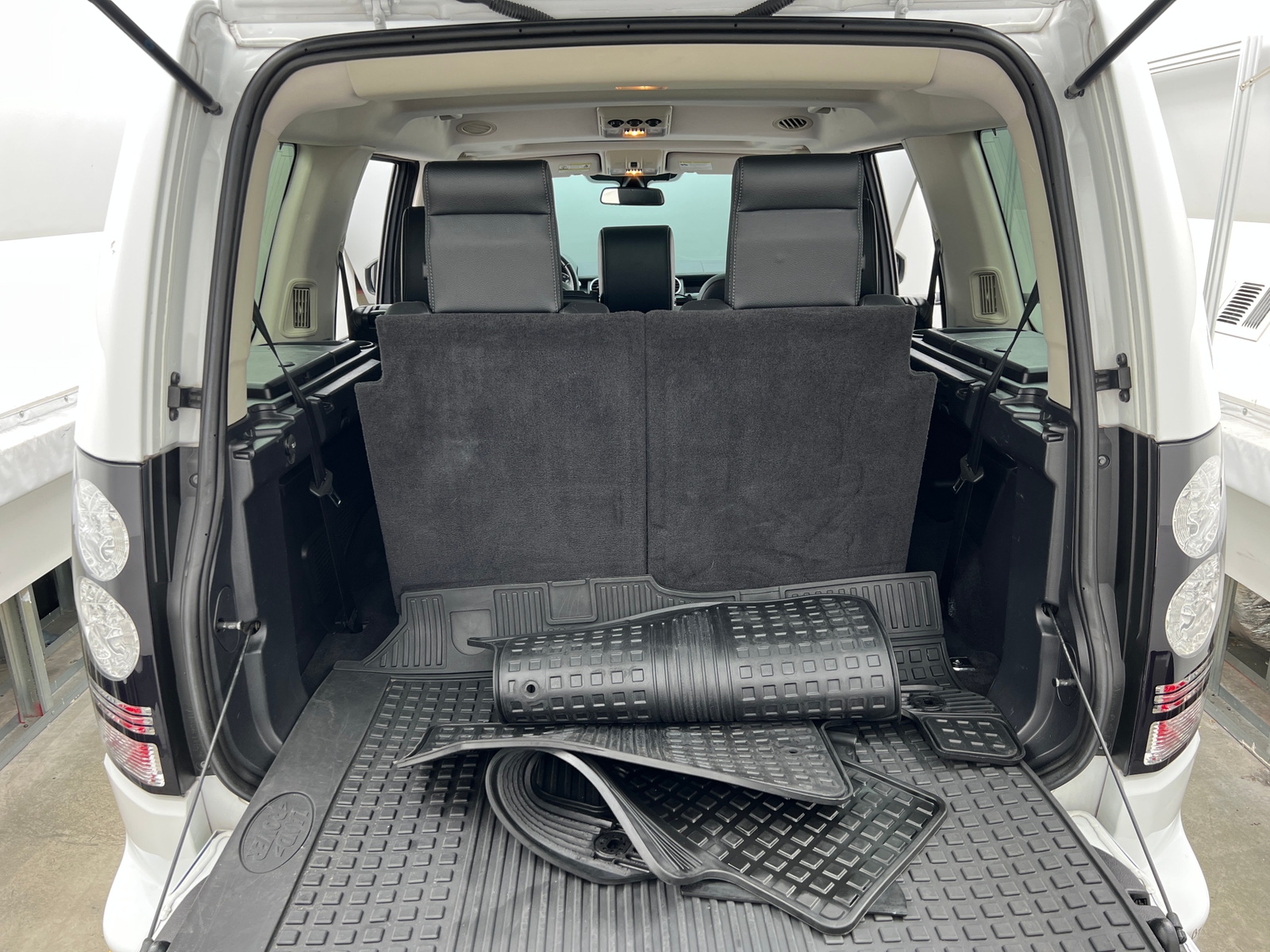 Thumbnail: 2016 Land Rover LR4 - 6