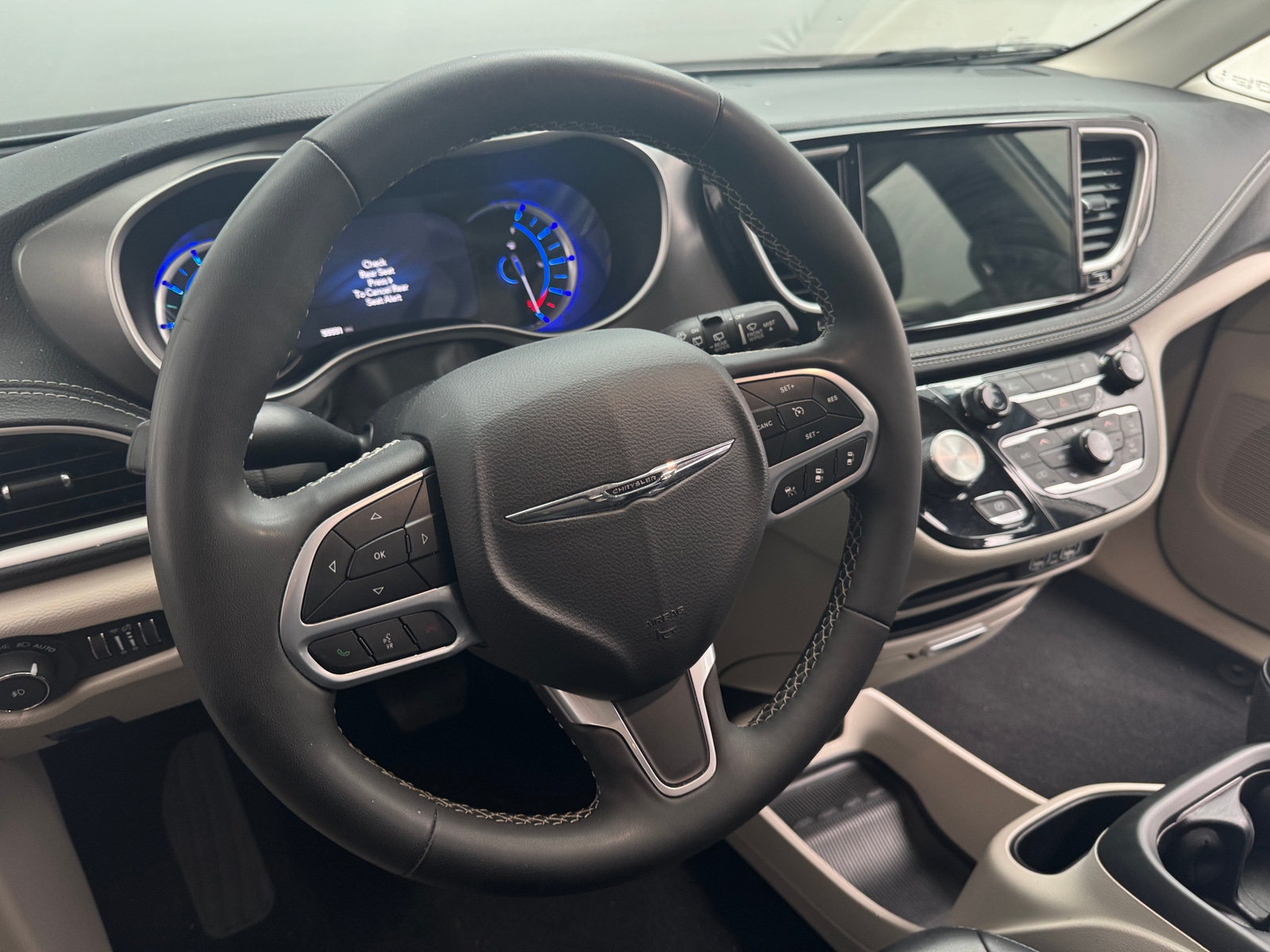 Thumbnail: 2023 Chrysler Pacifica - 4