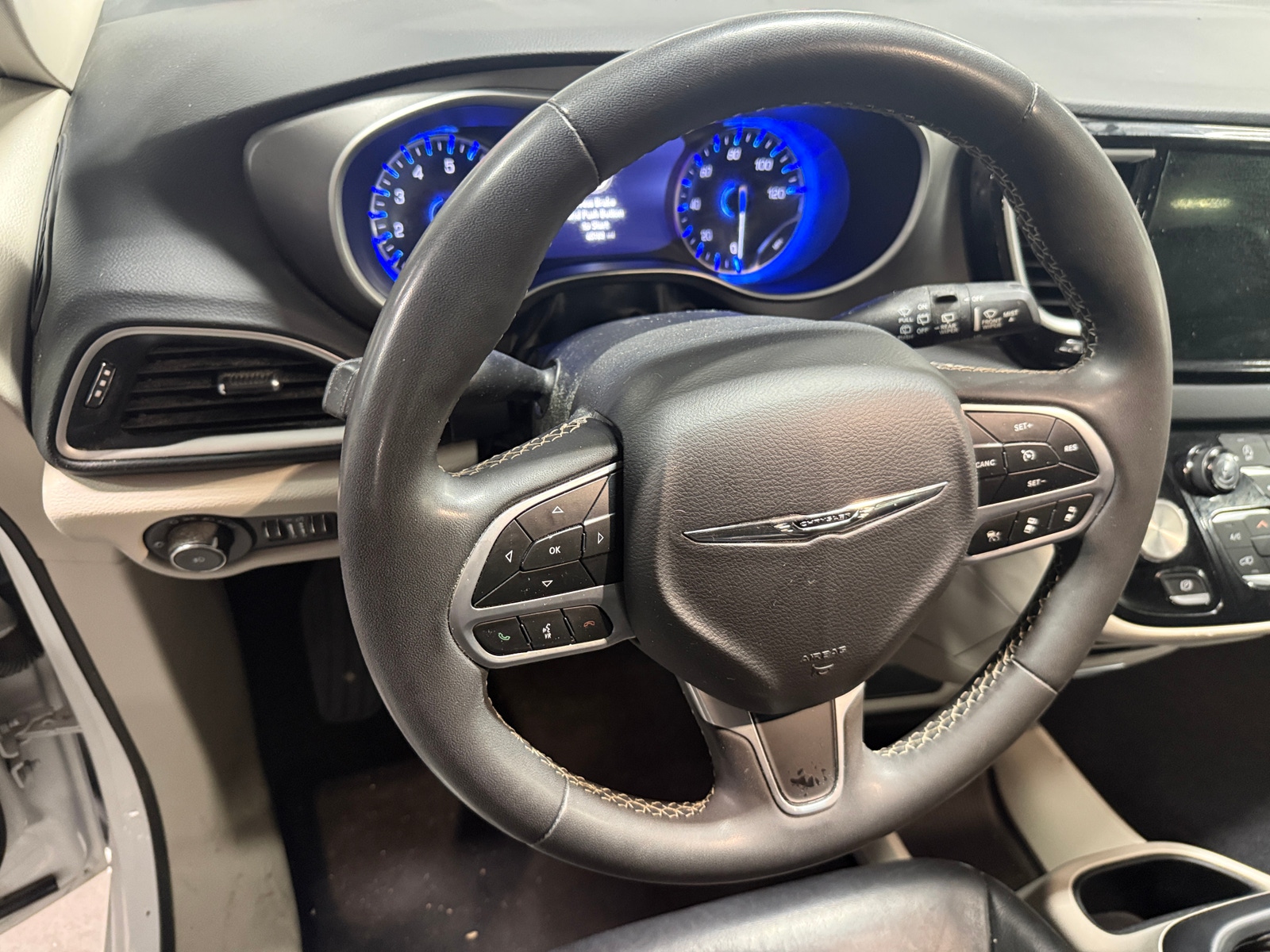 Thumbnail: 2022 Chrysler Pacifica - 4