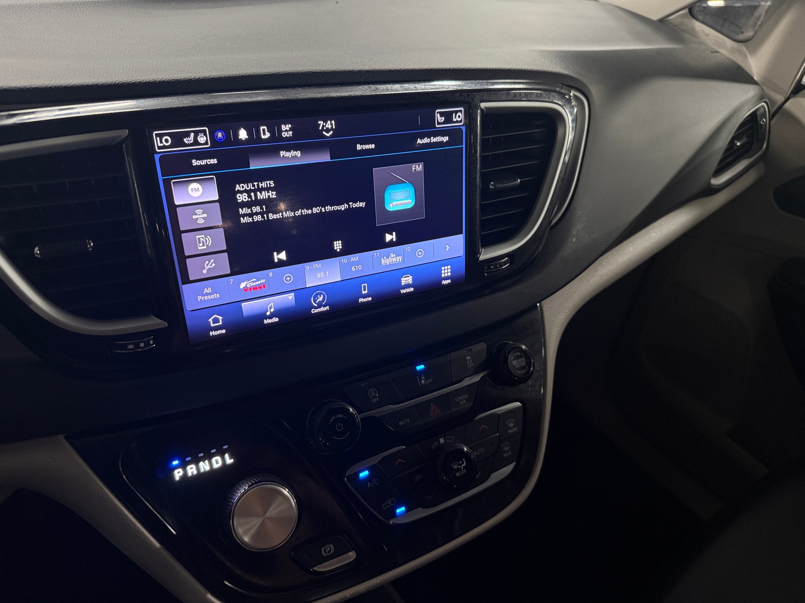 Thumbnail: 2022 Chrysler Pacifica - 3