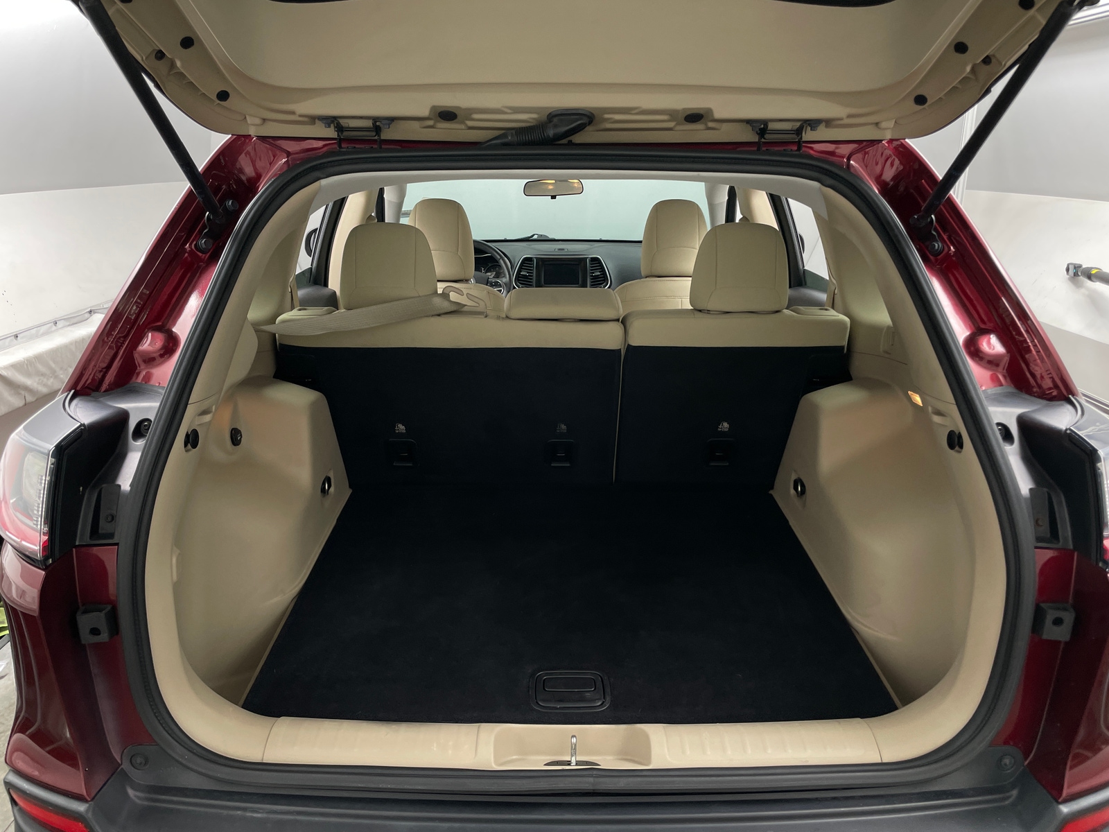 Thumbnail: 2019 Jeep Cherokee - 7