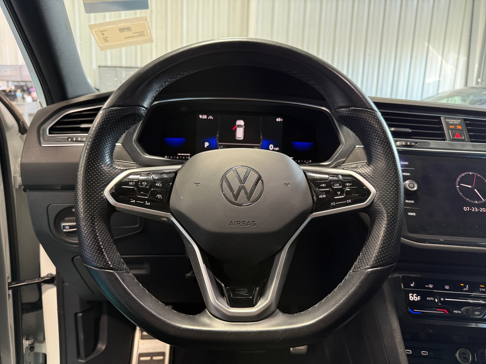 Thumbnail: 2022 Volkswagen Tiguan - 4