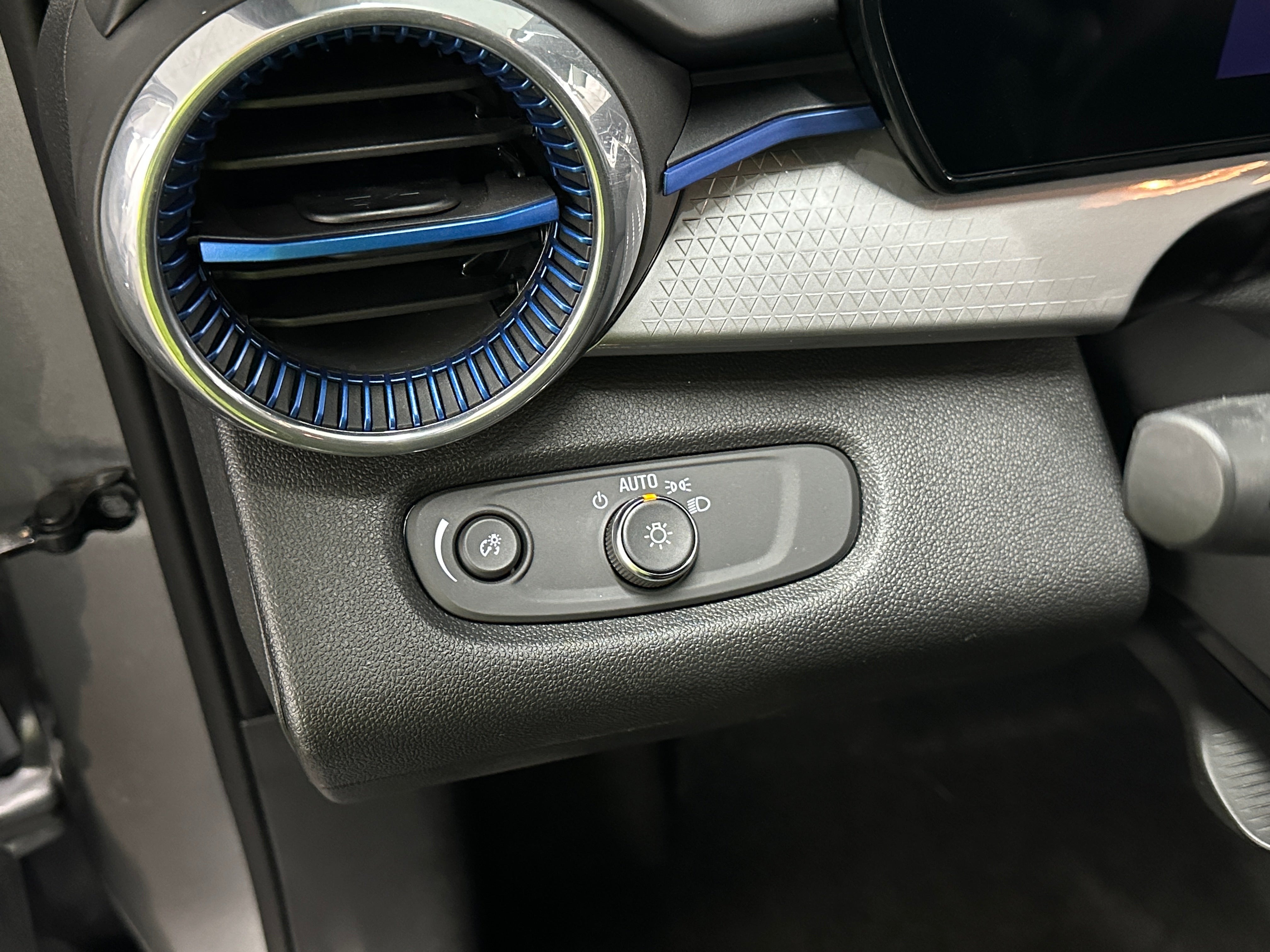 2025 Chevrolet Trax LT - Photo 11