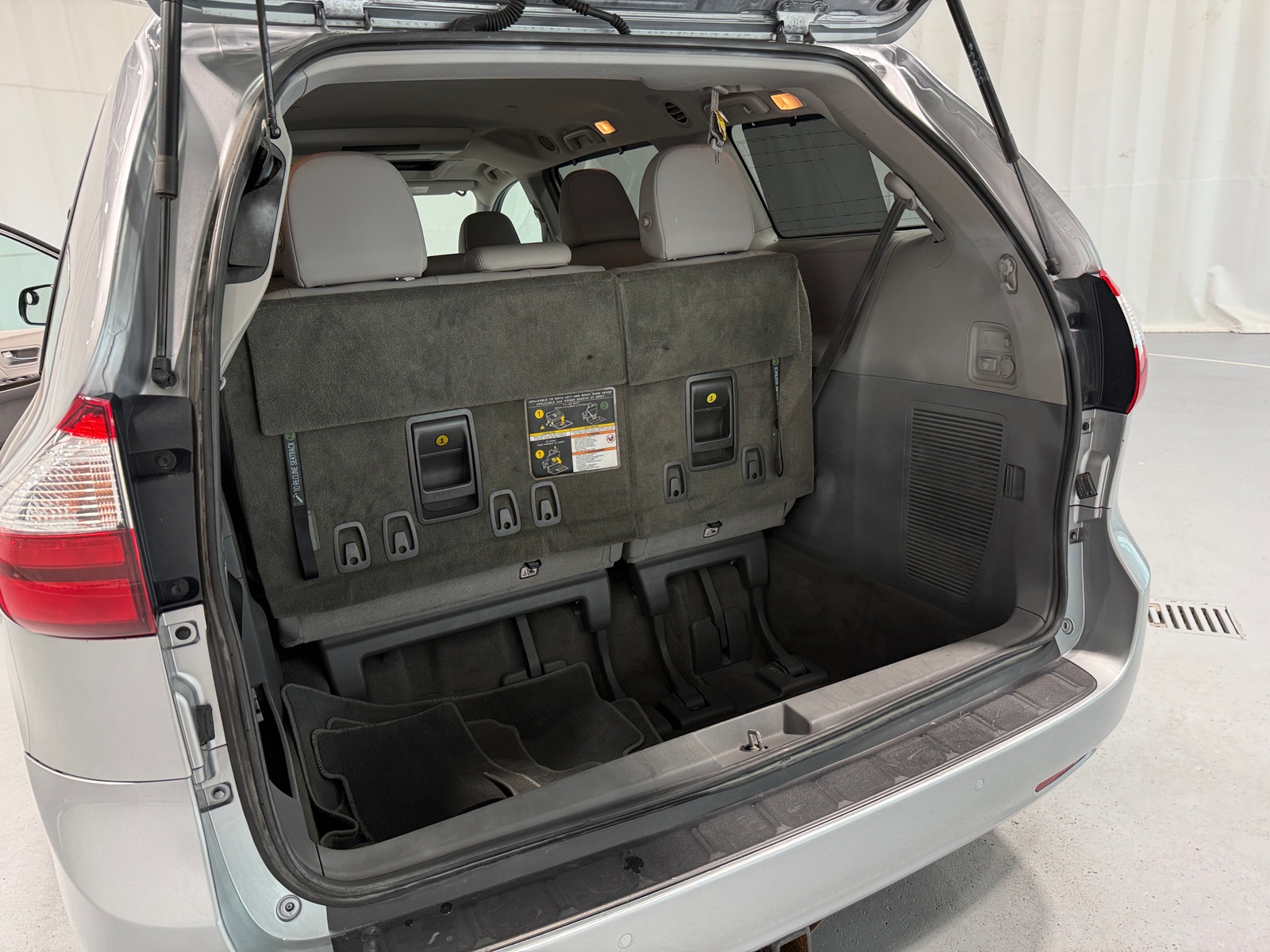 Thumbnail: 2018 Toyota Sienna - 6