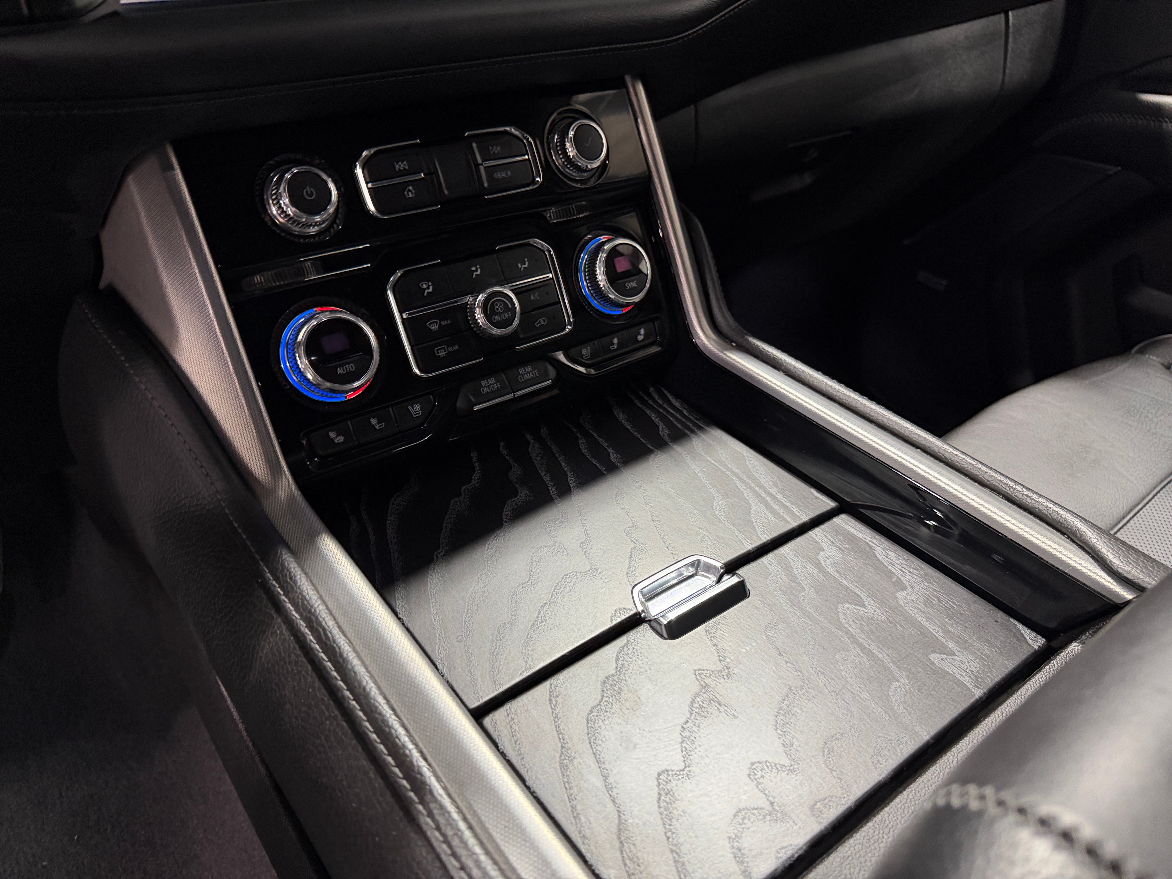 2023 GMC Yukon Denali - Photo 9