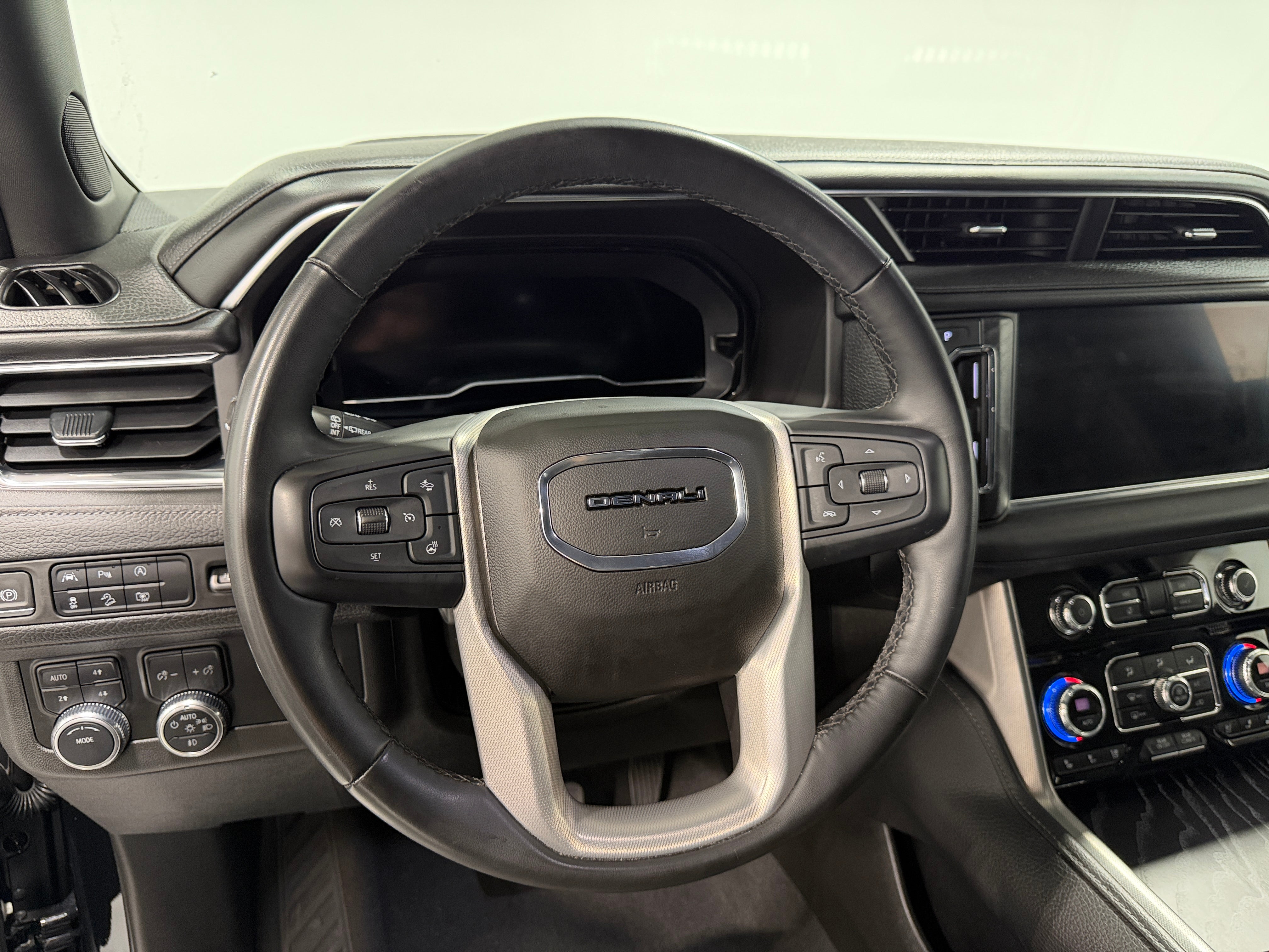 2023 GMC Yukon Denali - Photo 10