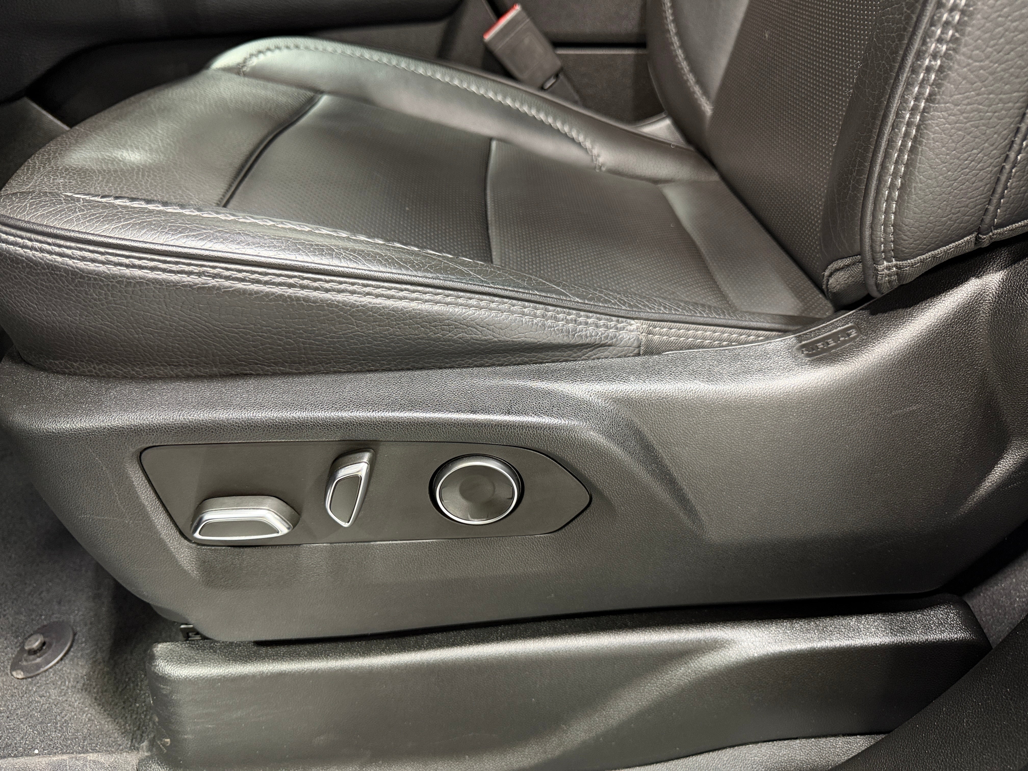 2023 GMC Yukon Denali - Photo 13
