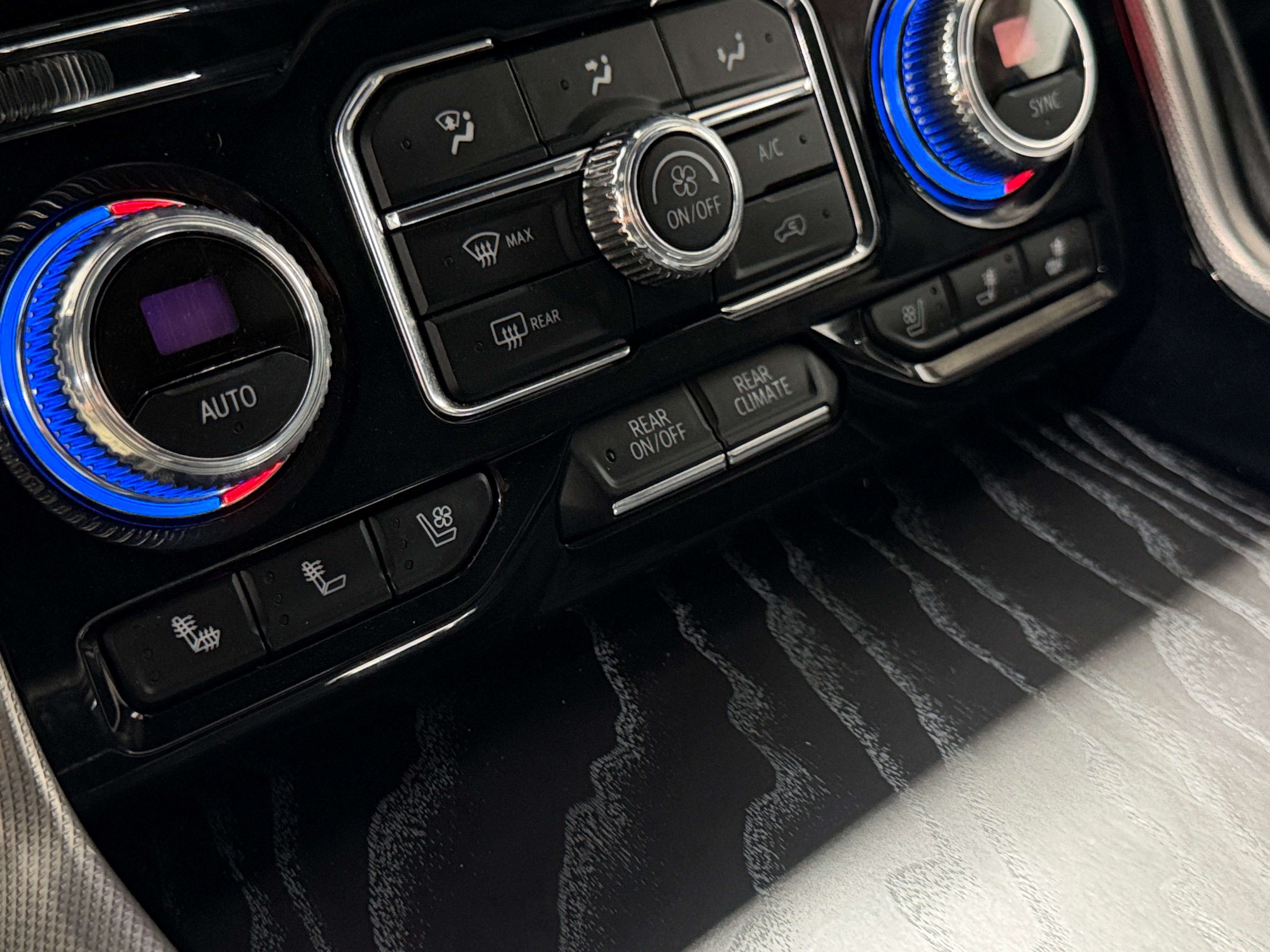 2023 GMC Yukon Denali - Photo 19