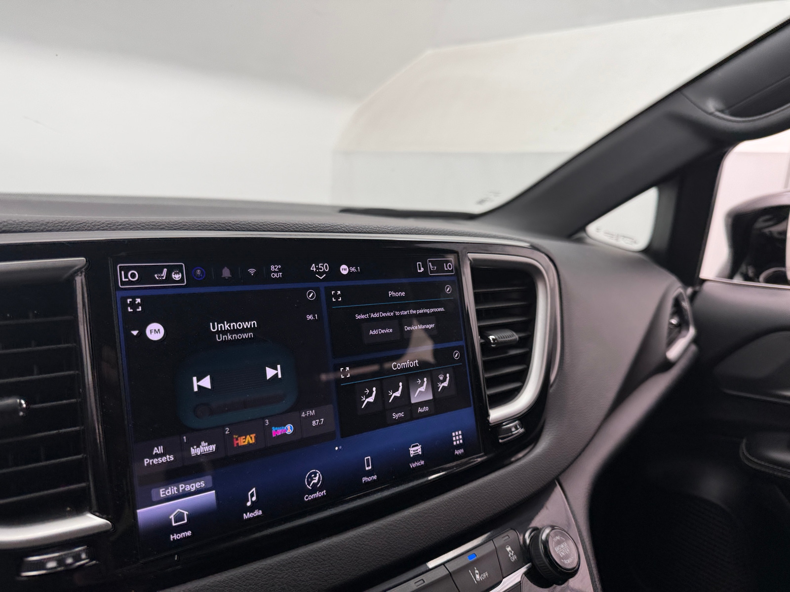 Thumbnail: 2025 Chrysler Pacifica - 3