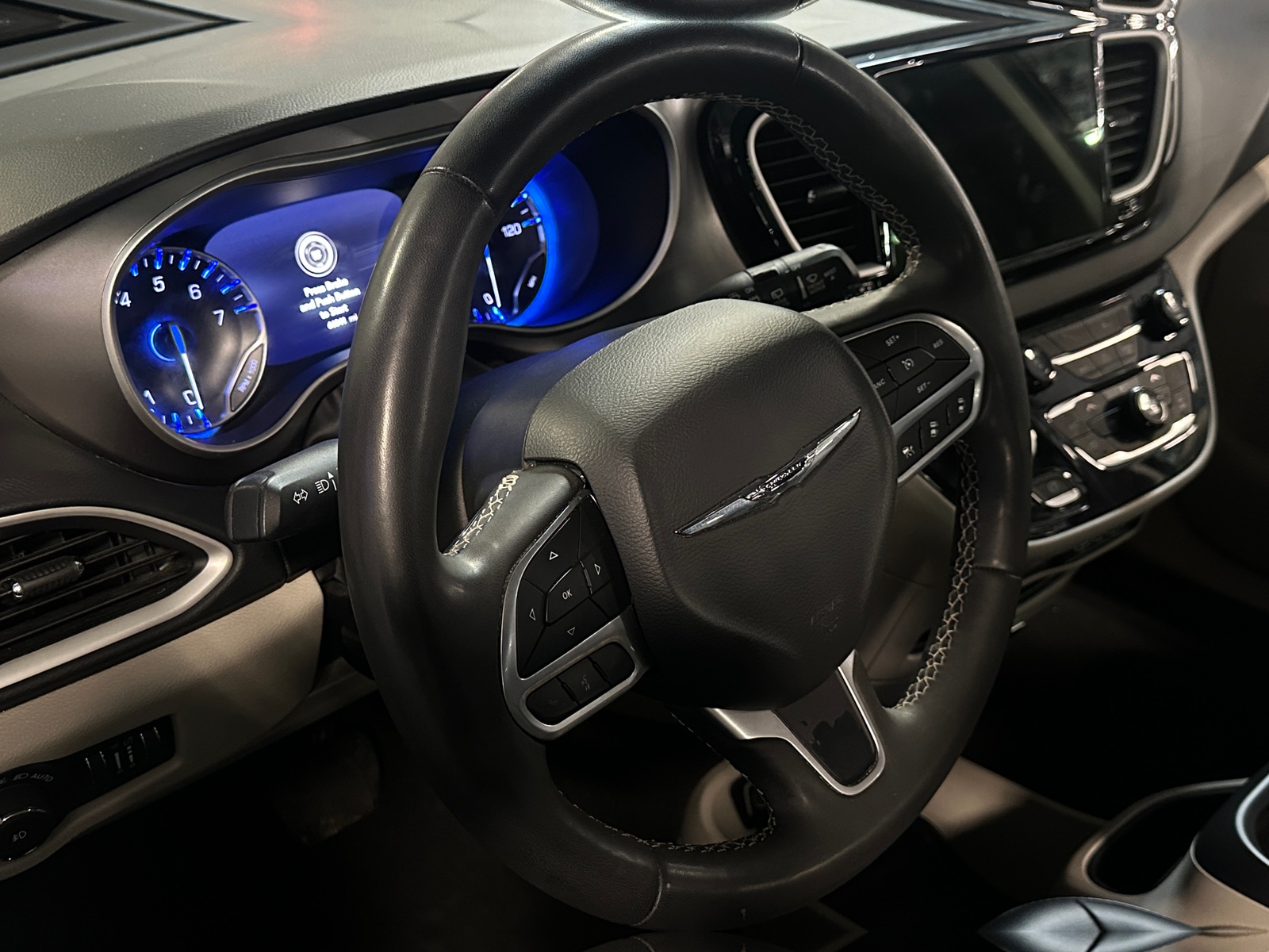 Thumbnail: 2023 Chrysler Pacifica - 4