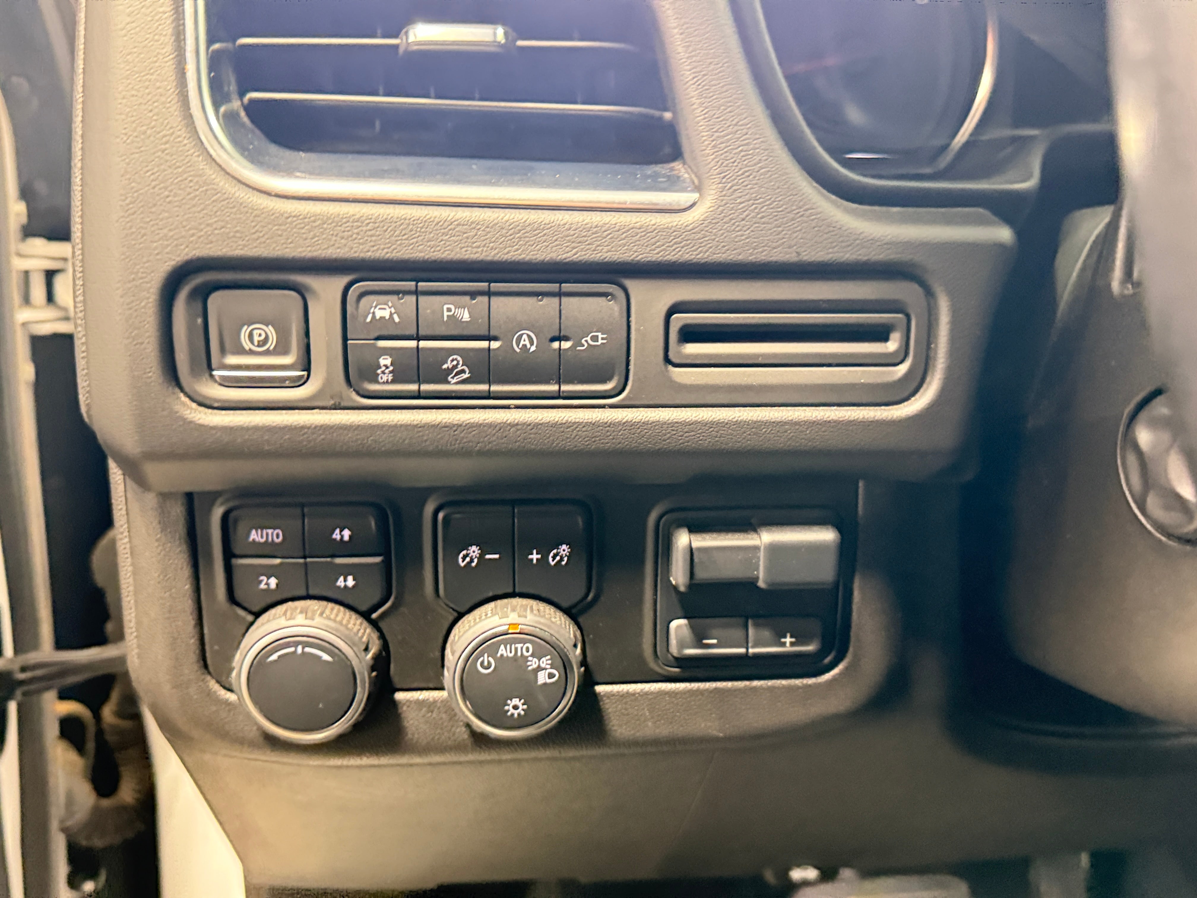2021 Chevrolet Suburban Z71 - Photo 15