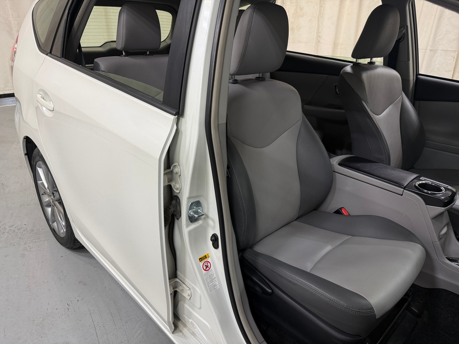 Thumbnail: 2016 Toyota Prius v - 2