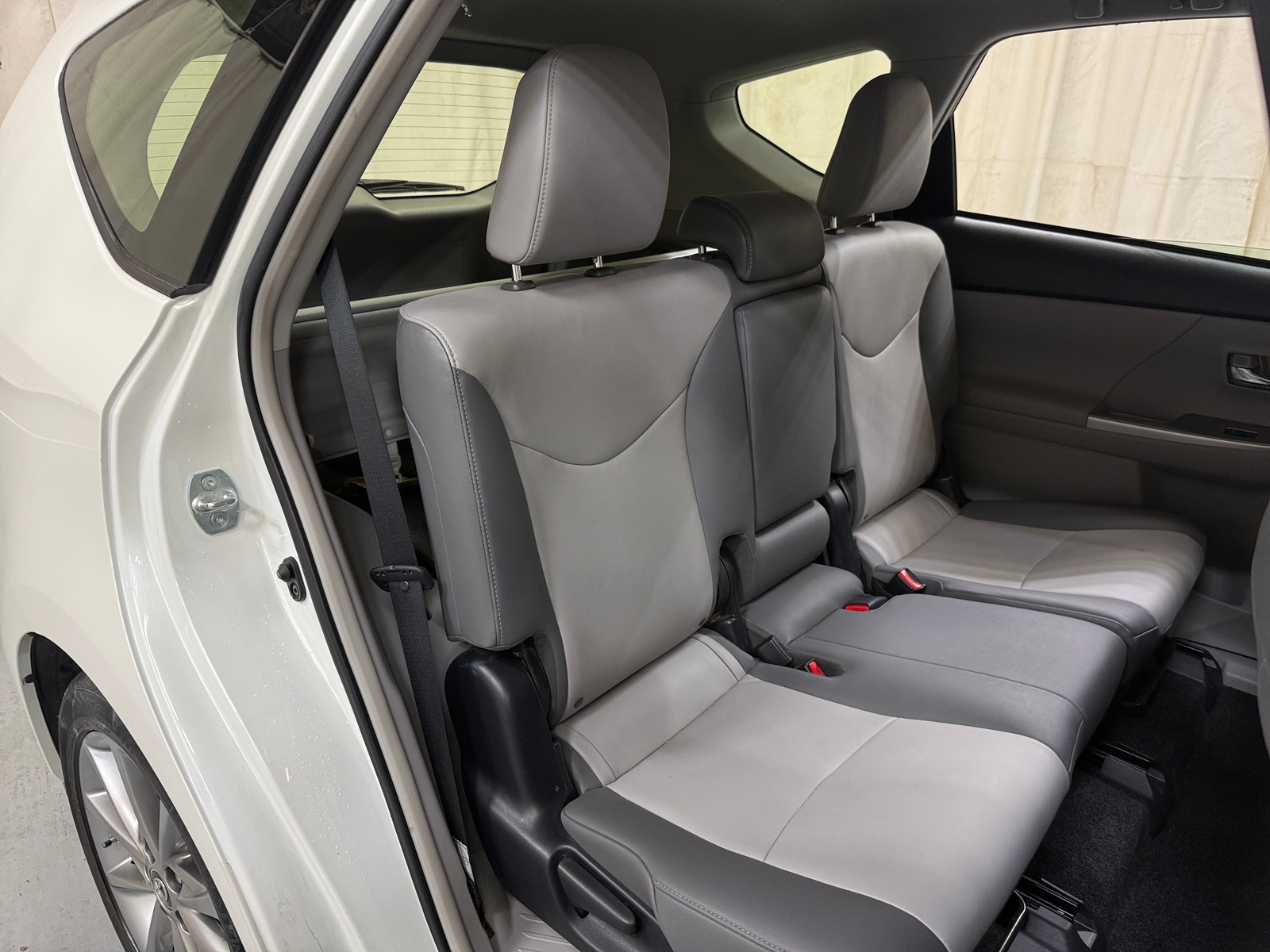 Thumbnail: 2016 Toyota Prius v - 6