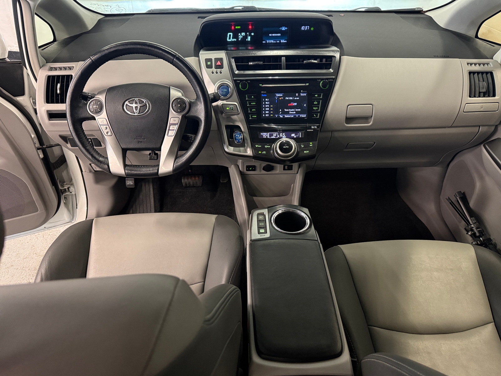 Thumbnail: 2016 Toyota Prius v - 3