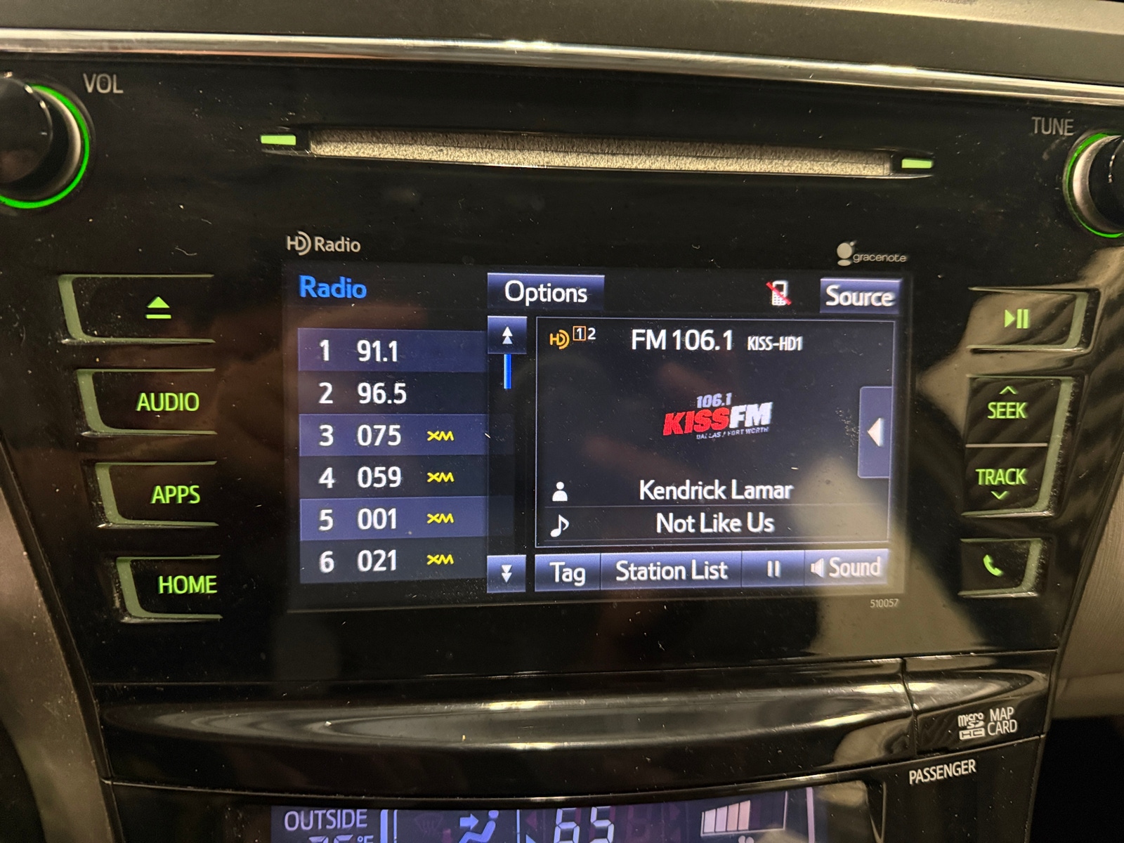 Thumbnail: 2016 Toyota Prius v - 4