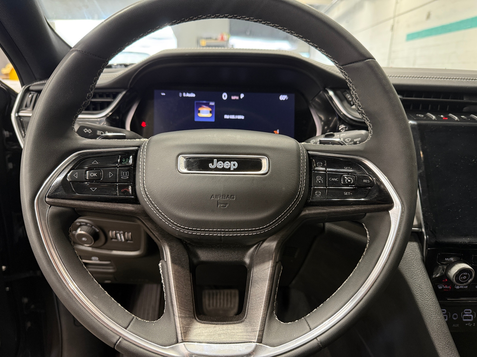 Thumbnail: 2023 Jeep Grand Cherokee L - 4