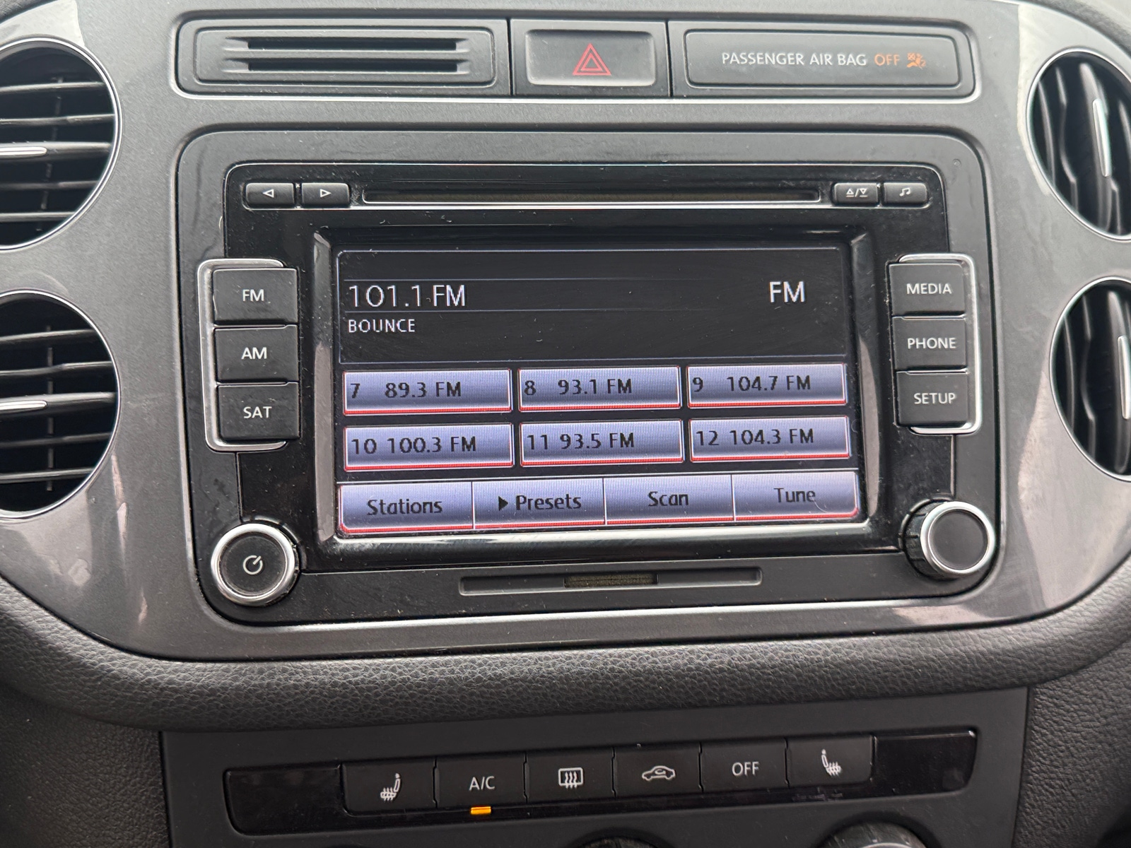 Thumbnail: 2015 Volkswagen Tiguan - 4