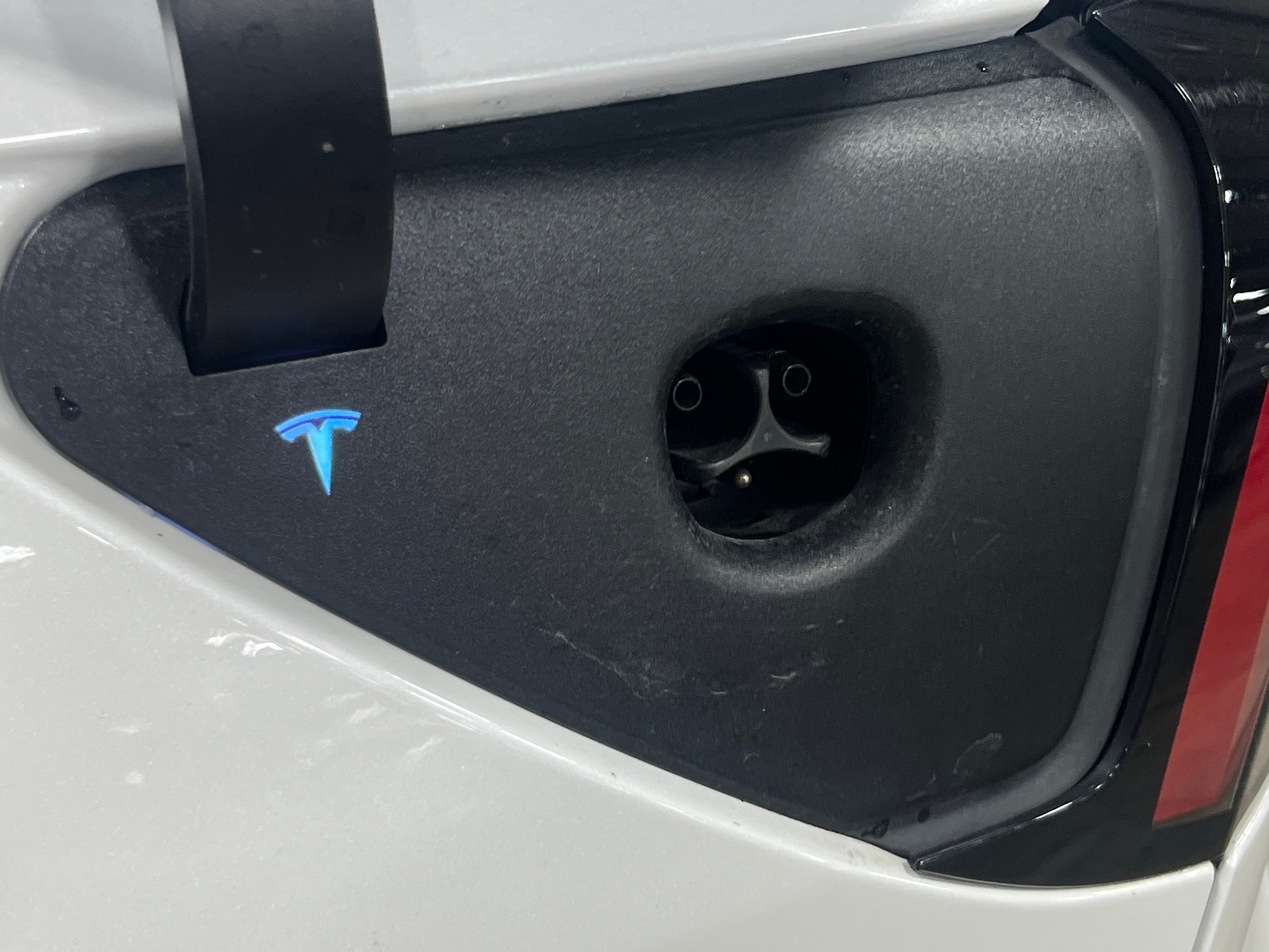 Used 2021 Tesla Model Y Long Range with VIN 5YJYGAEE5MF222436 for sale in Pewaukee, WI