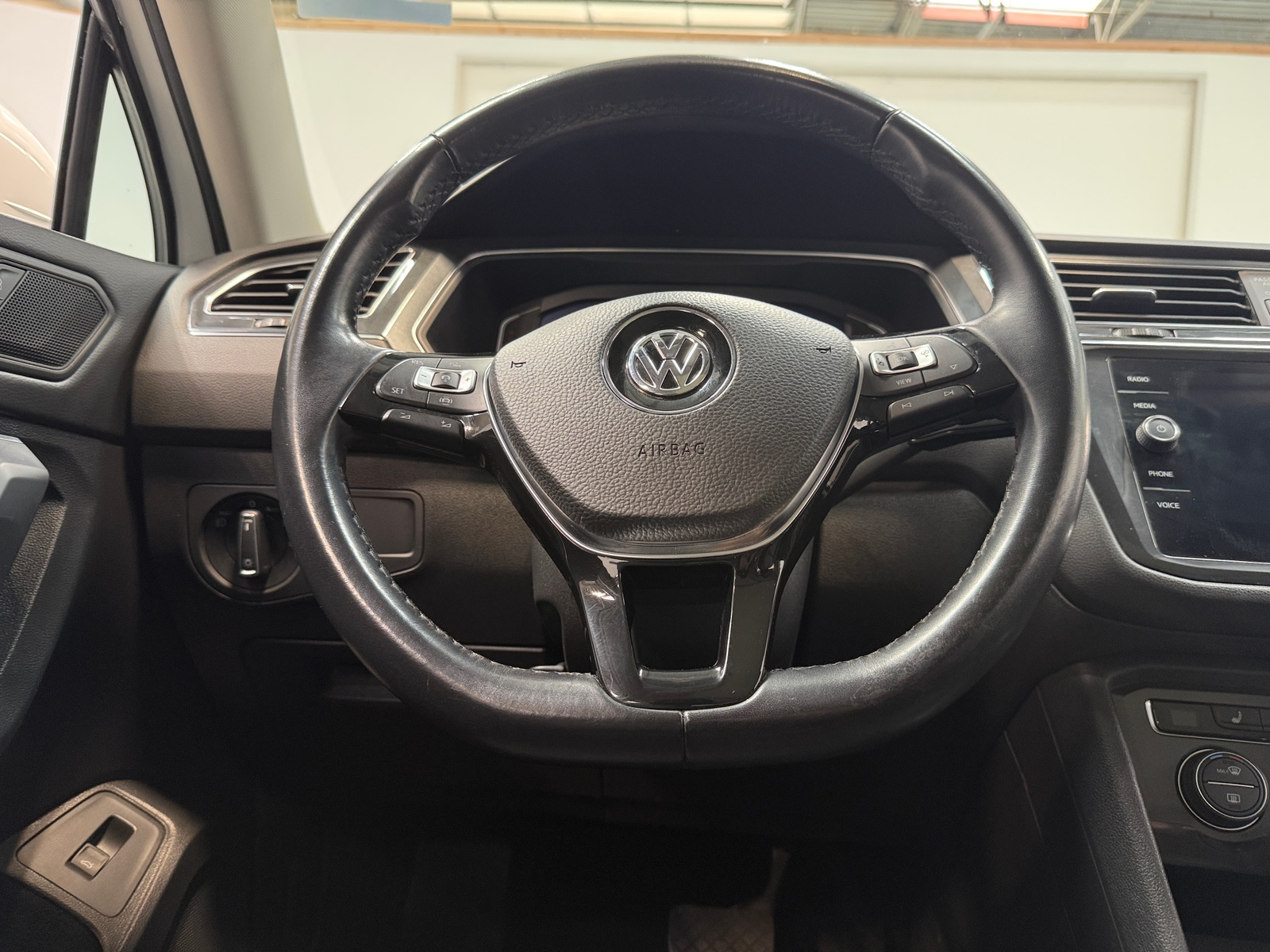 Thumbnail: 2019 Volkswagen Tiguan - 4