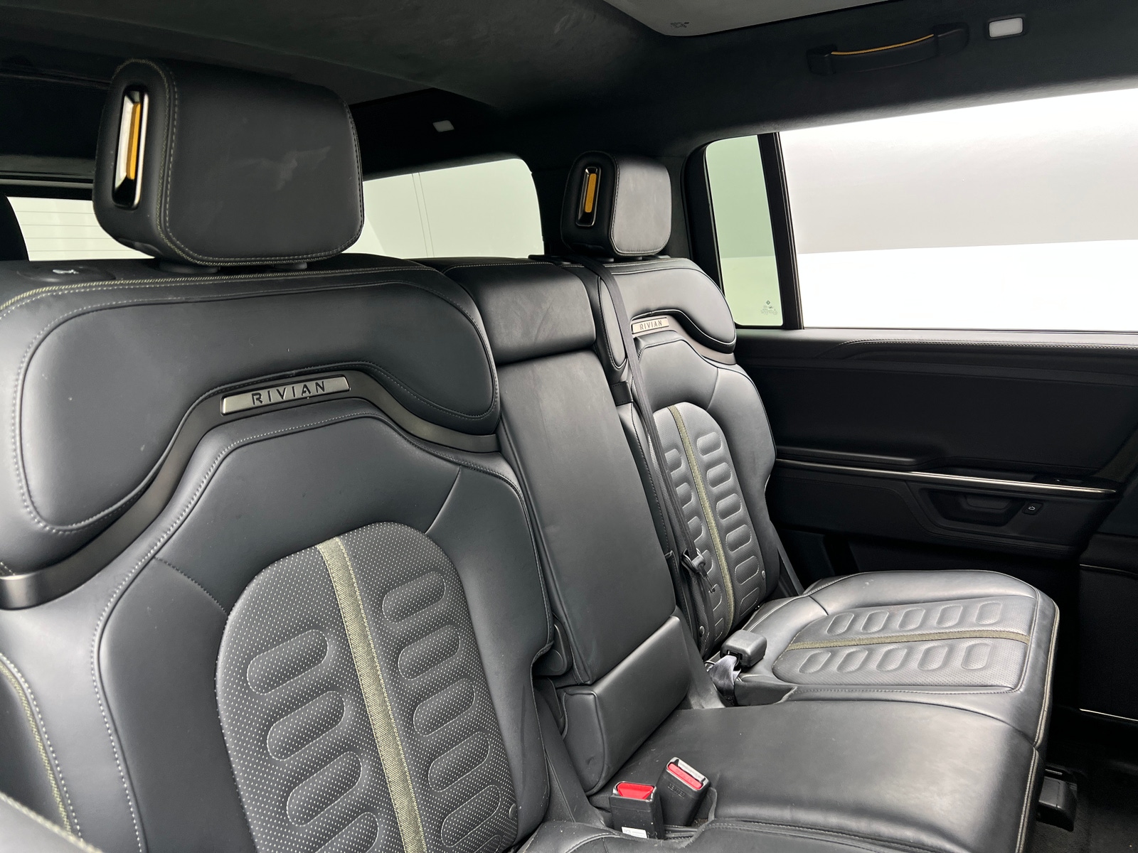 Thumbnail: 2025 Rivian R1S - 5