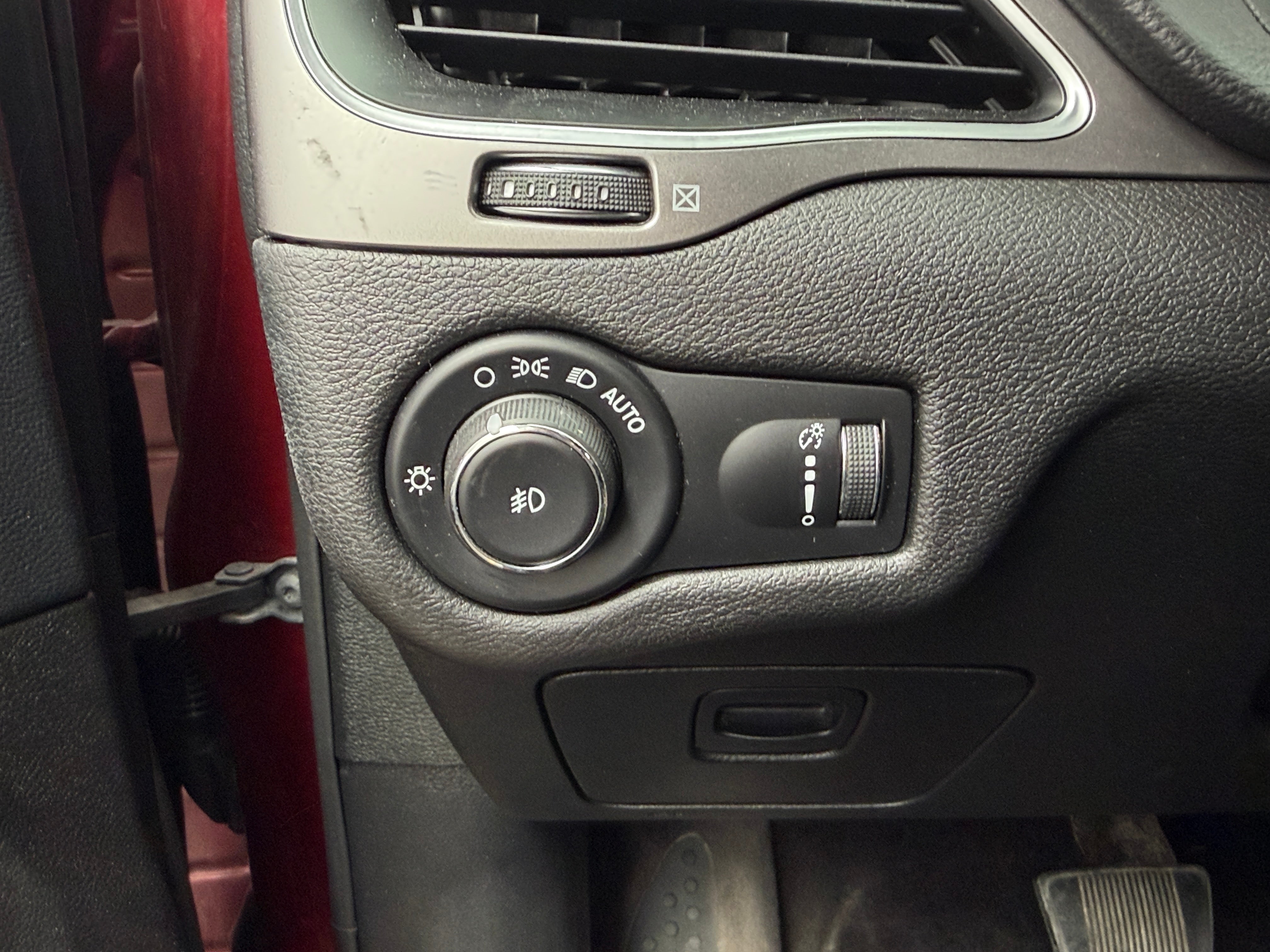 Used 2019 Jeep Cherokee Latitude with VIN 1C4PJMCB6KD157818 for sale in South Chesterfield, VA