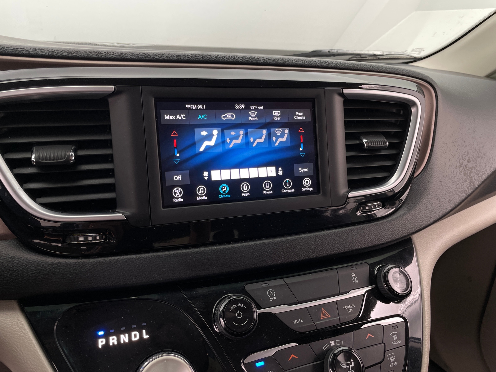 Thumbnail: 2021 Chrysler Voyager - 3
