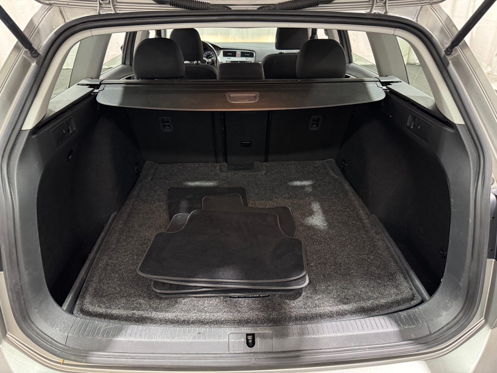 Thumbnail: 2016 Volkswagen e-Golf - 7
