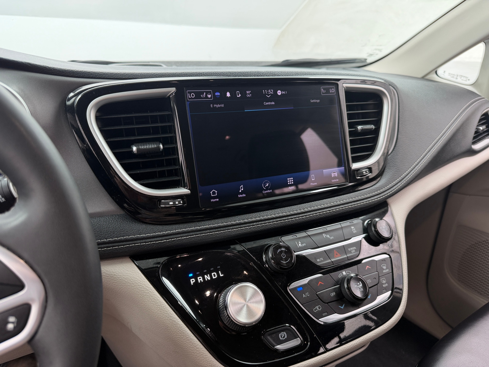 Thumbnail: 2023 Chrysler Pacifica - 3