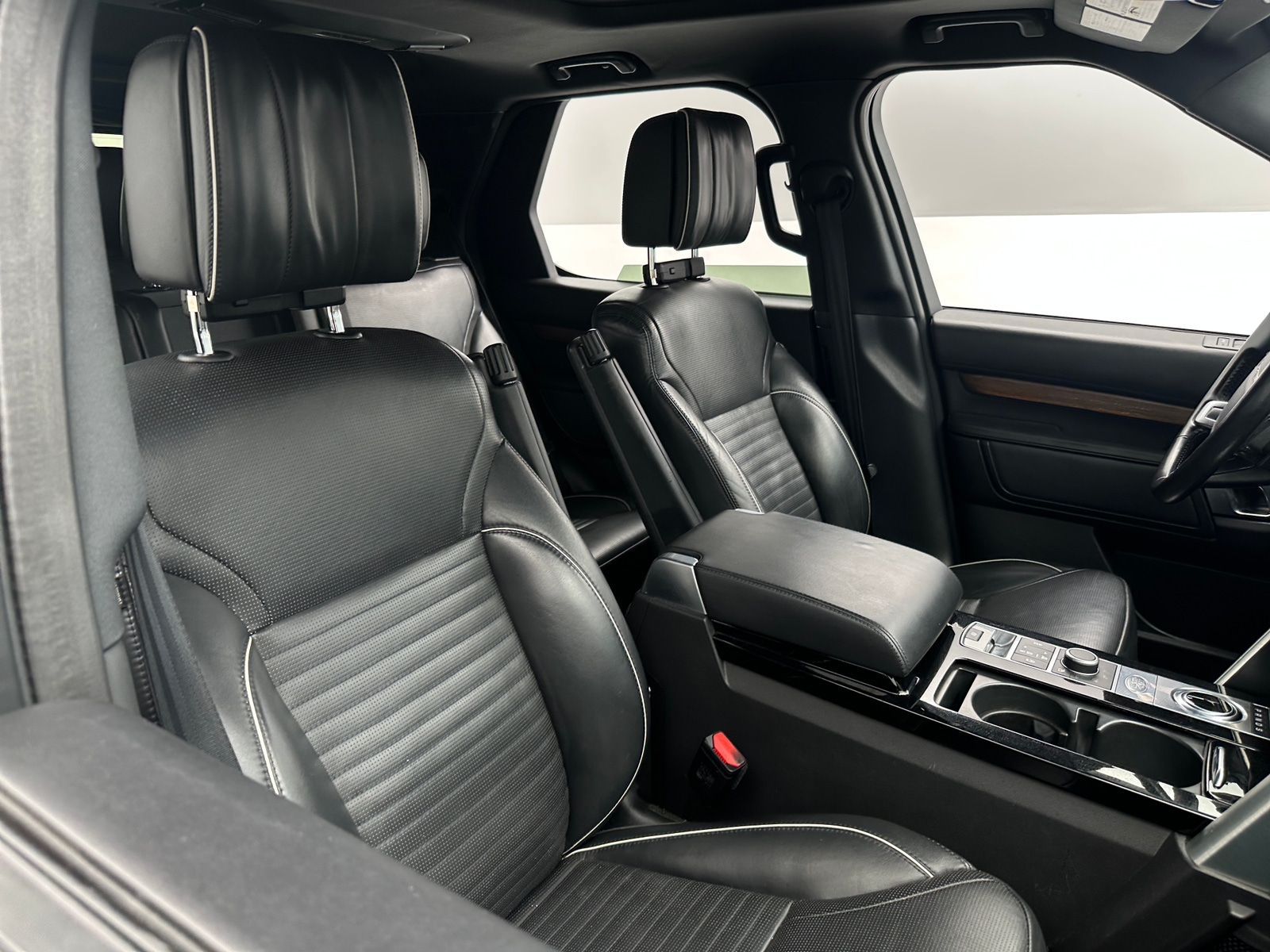 Thumbnail: 2019 Land Rover Discovery - 2