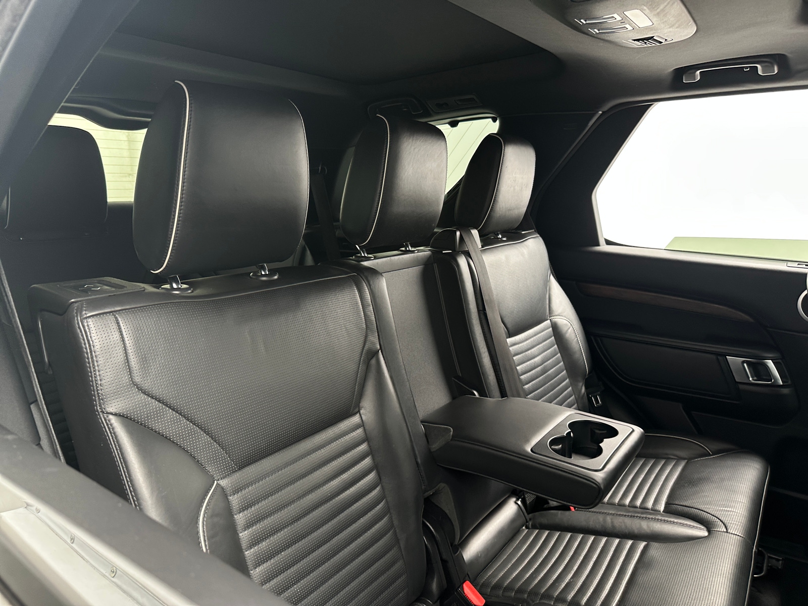 Thumbnail: 2019 Land Rover Discovery - 6