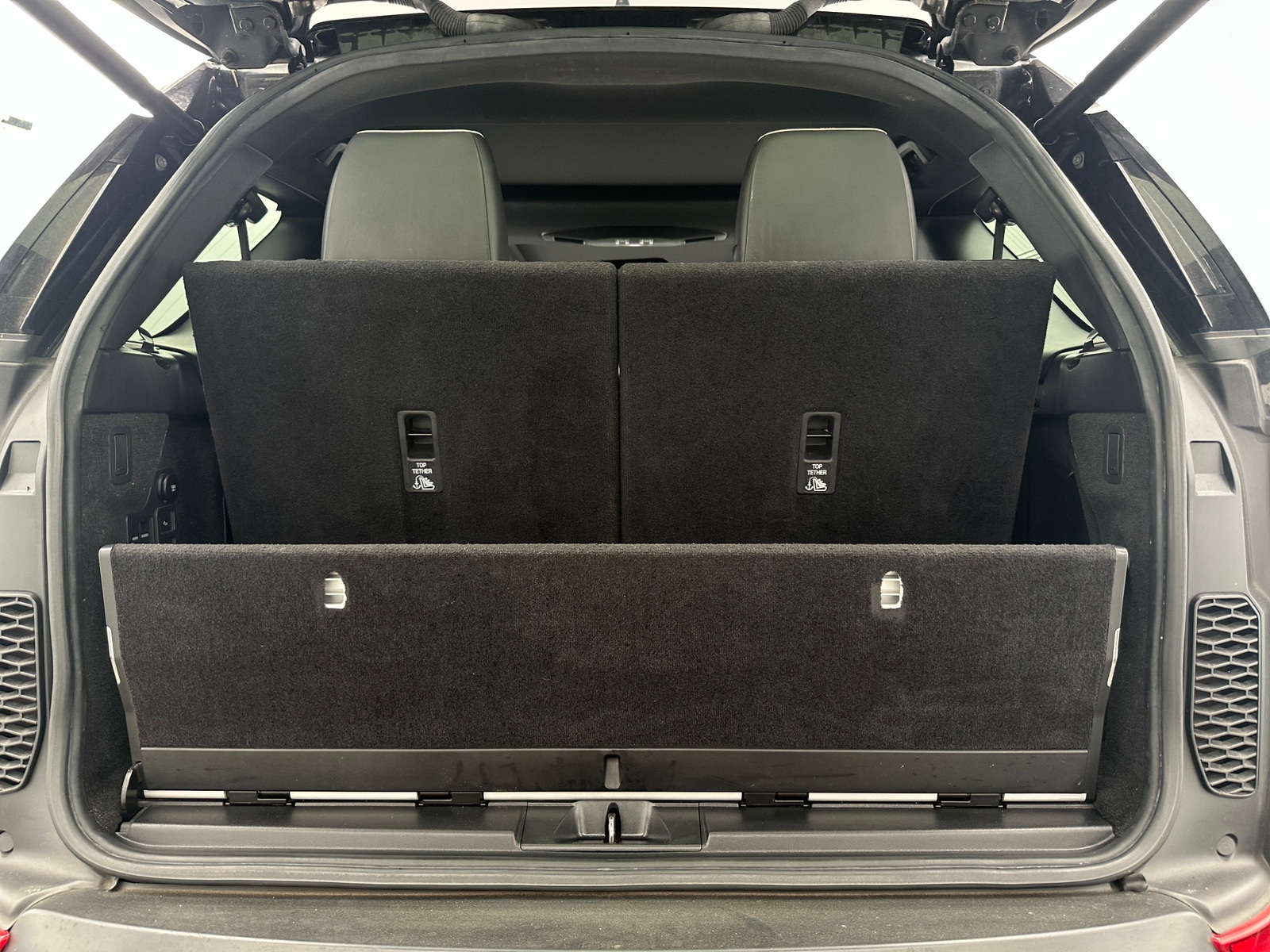Thumbnail: 2019 Land Rover Discovery - 7