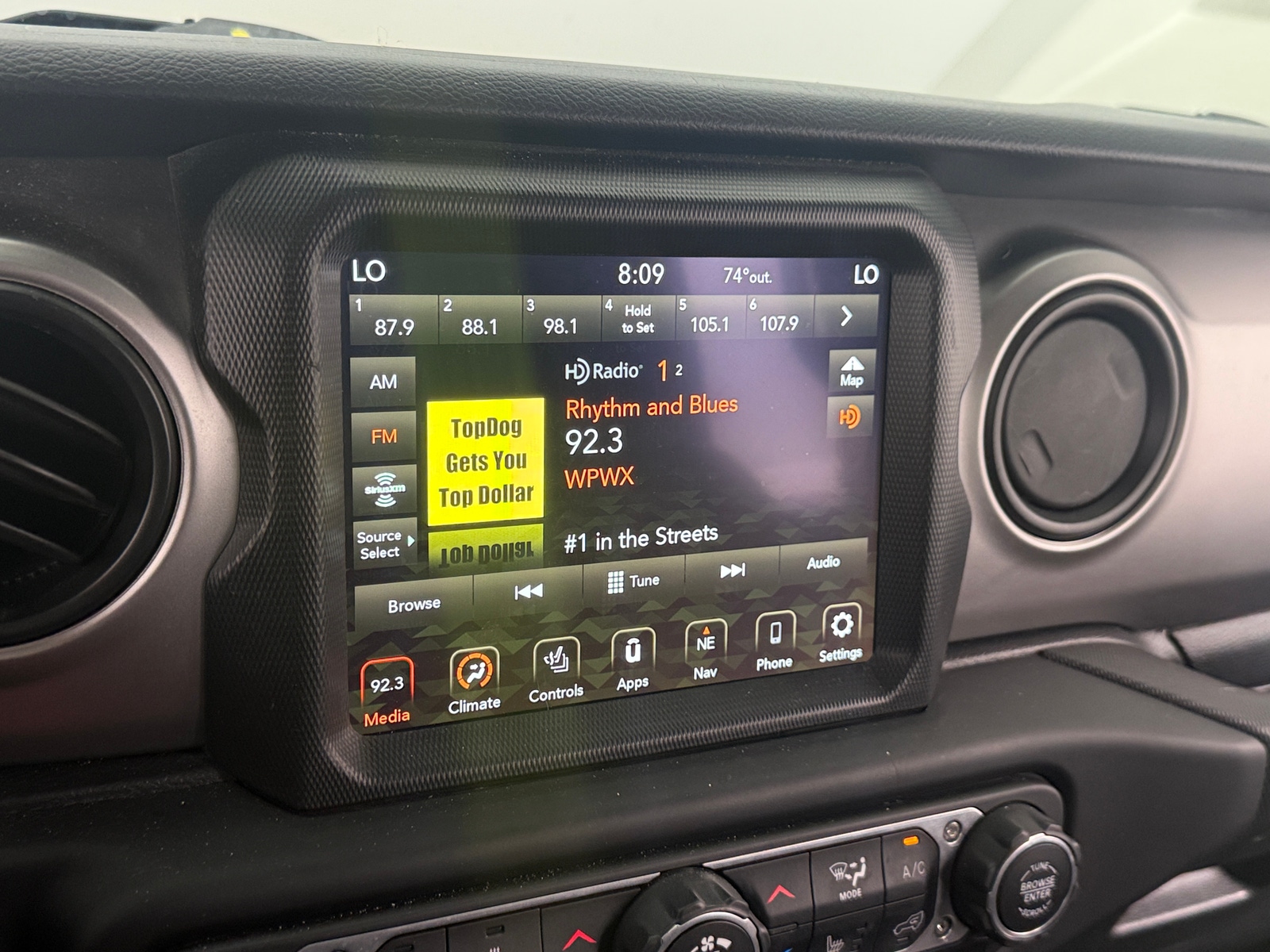 Thumbnail: 2021 Jeep Gladiator - 4