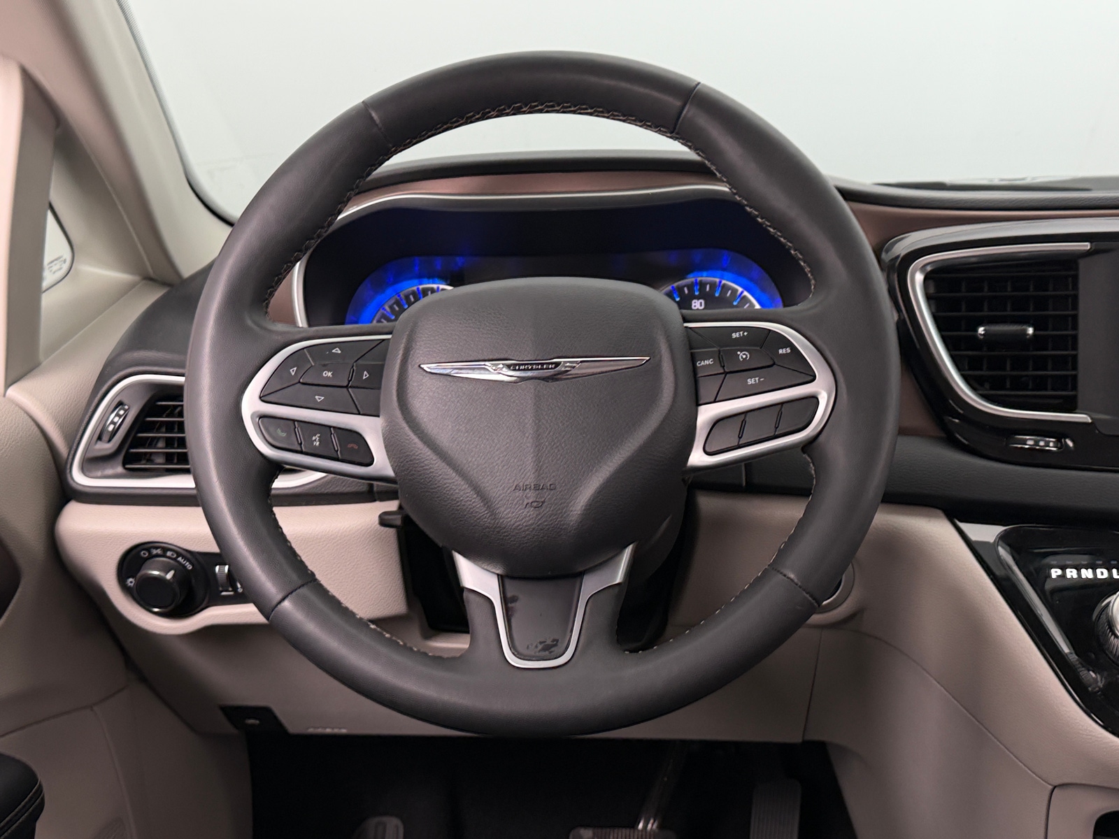 Thumbnail: 2023 Chrysler Voyager - 5