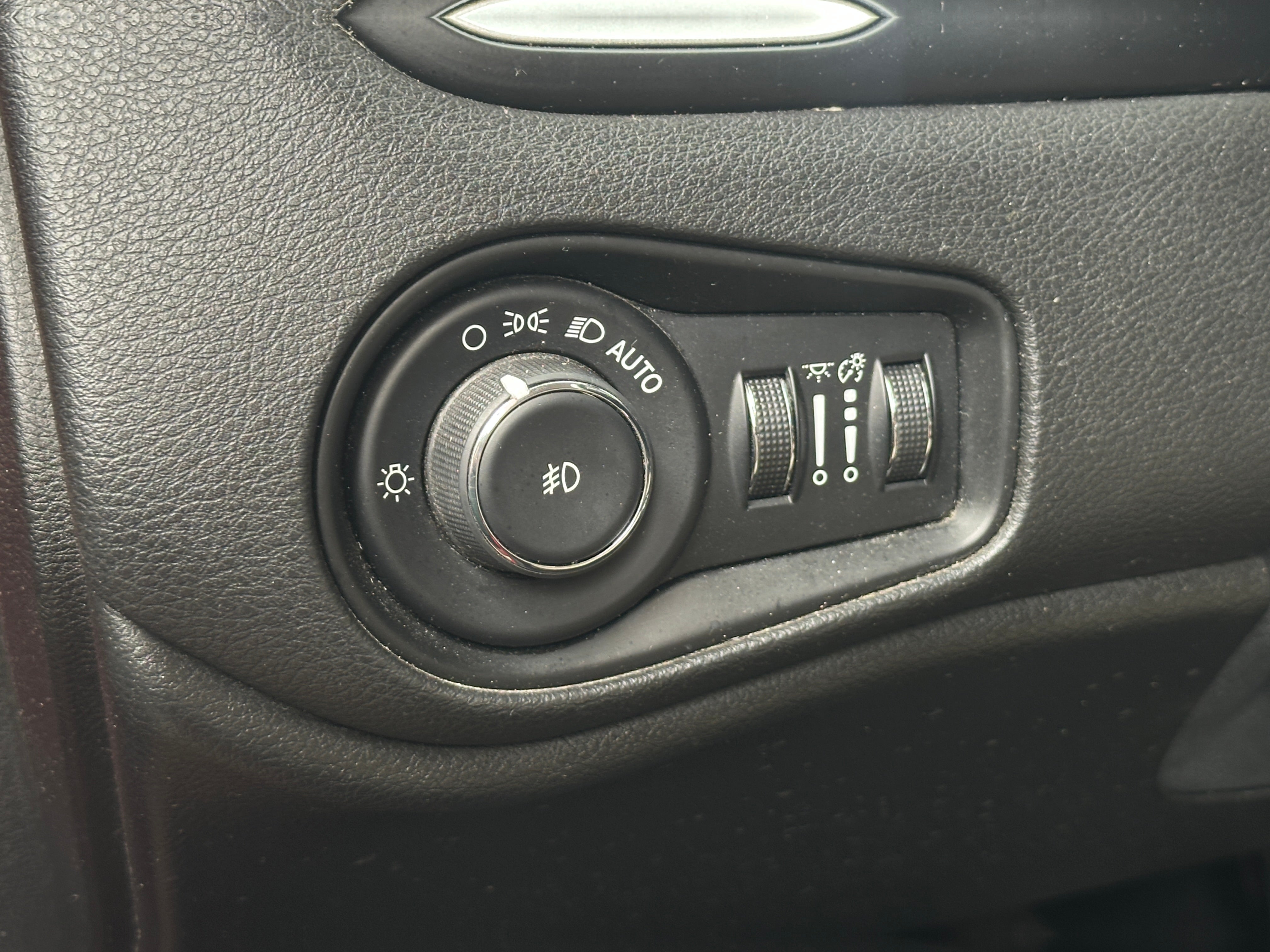 Used 2015 Jeep Renegade Latitude with VIN ZACCJABT5FPB21472 for sale in Pewaukee, WI