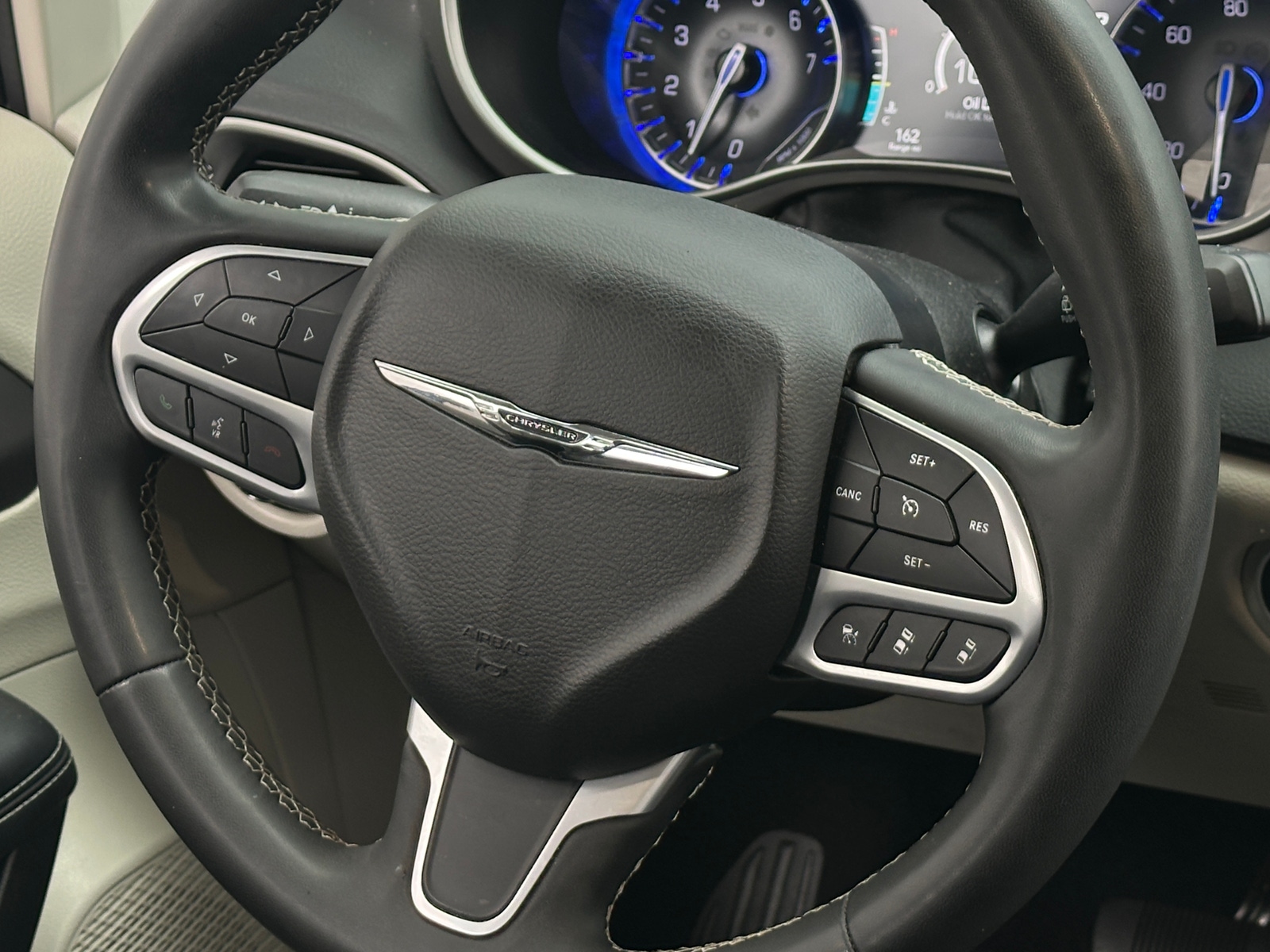 Thumbnail: 2023 Chrysler Pacifica - 4