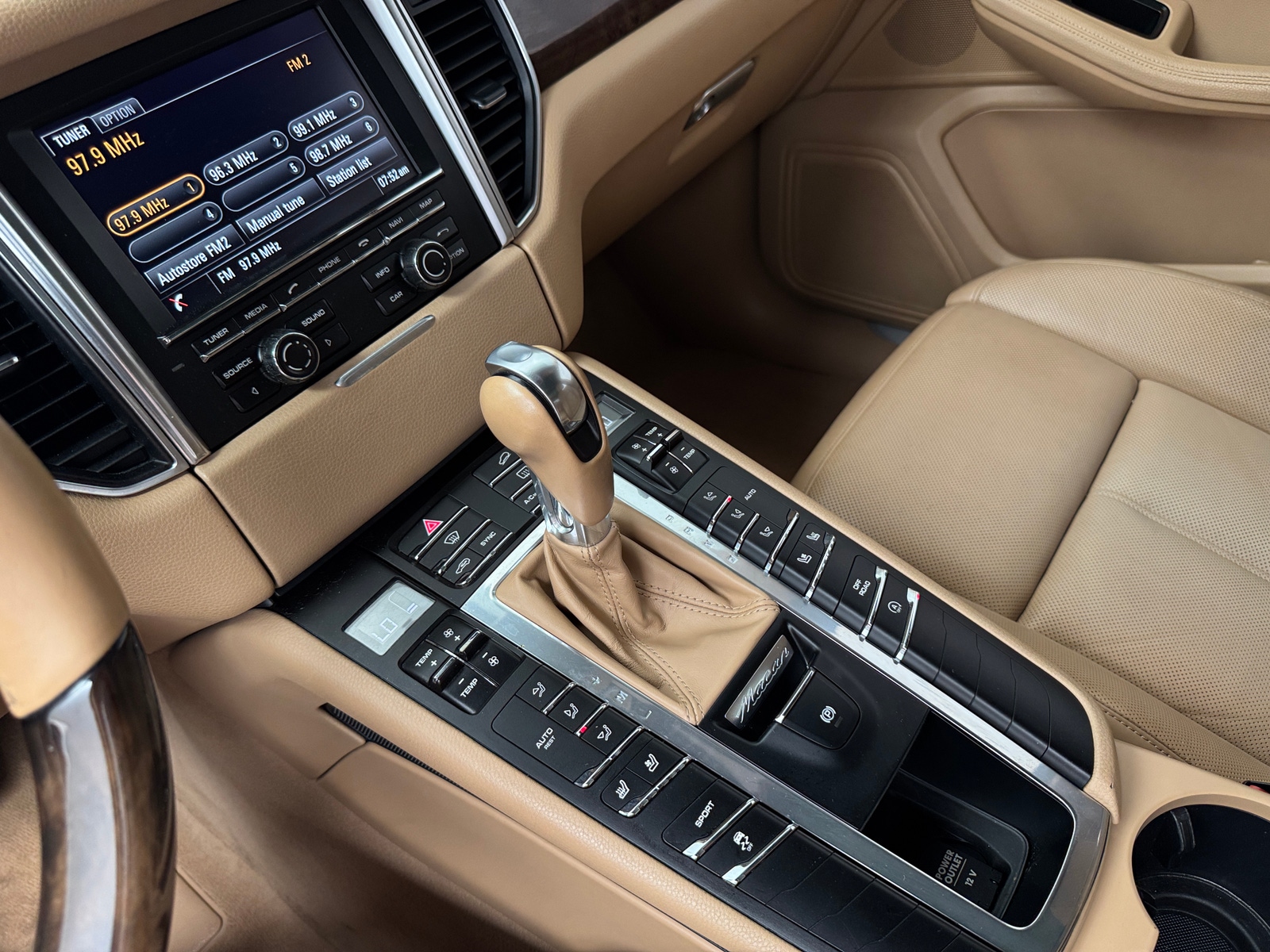 Thumbnail: 2016 Porsche Macan - 3