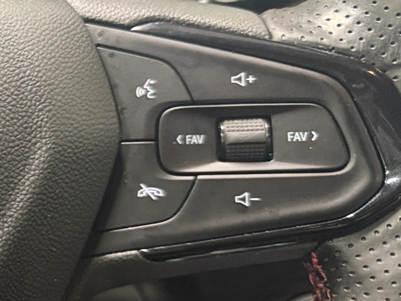 2025 Chevrolet Trax RS - Photo 18