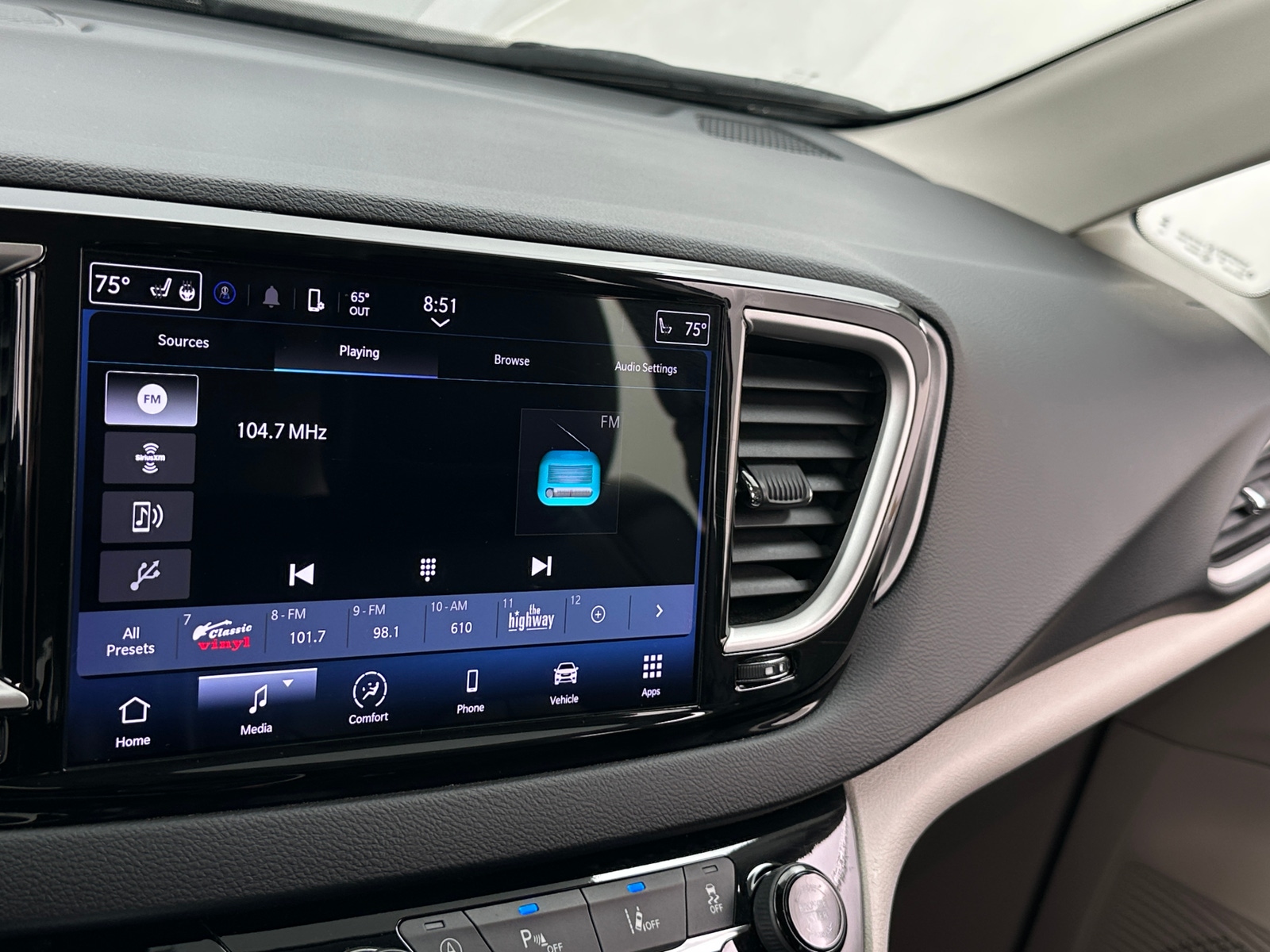 Thumbnail: 2023 Chrysler Pacifica - 3