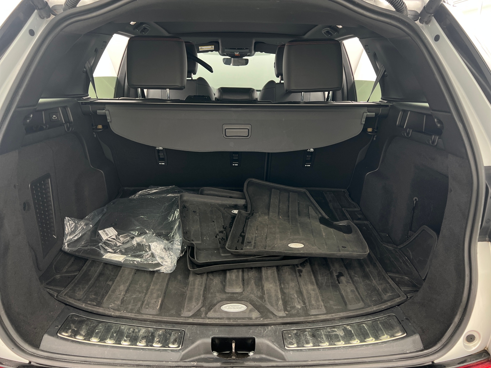 Thumbnail: 2023 Land Rover Discovery Sport - 6