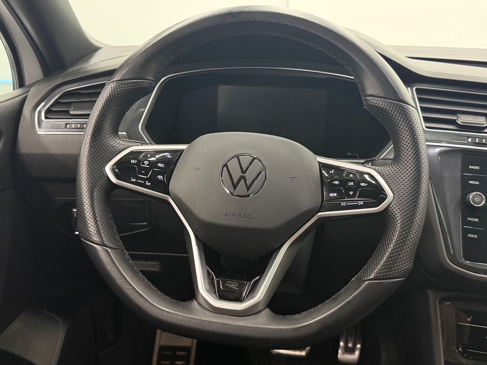 Thumbnail: 2023 Volkswagen Tiguan - 4