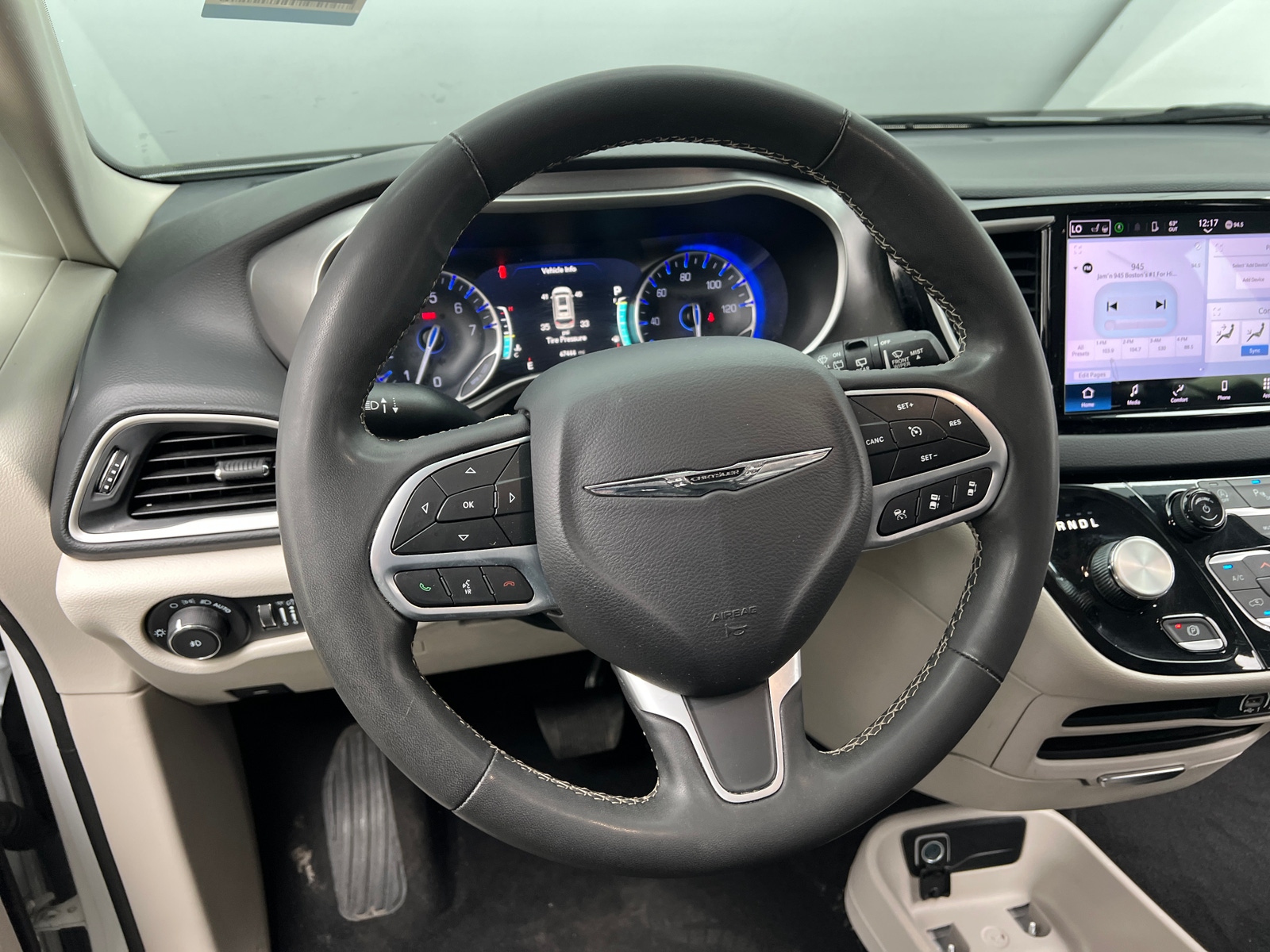Thumbnail: 2023 Chrysler Pacifica - 4