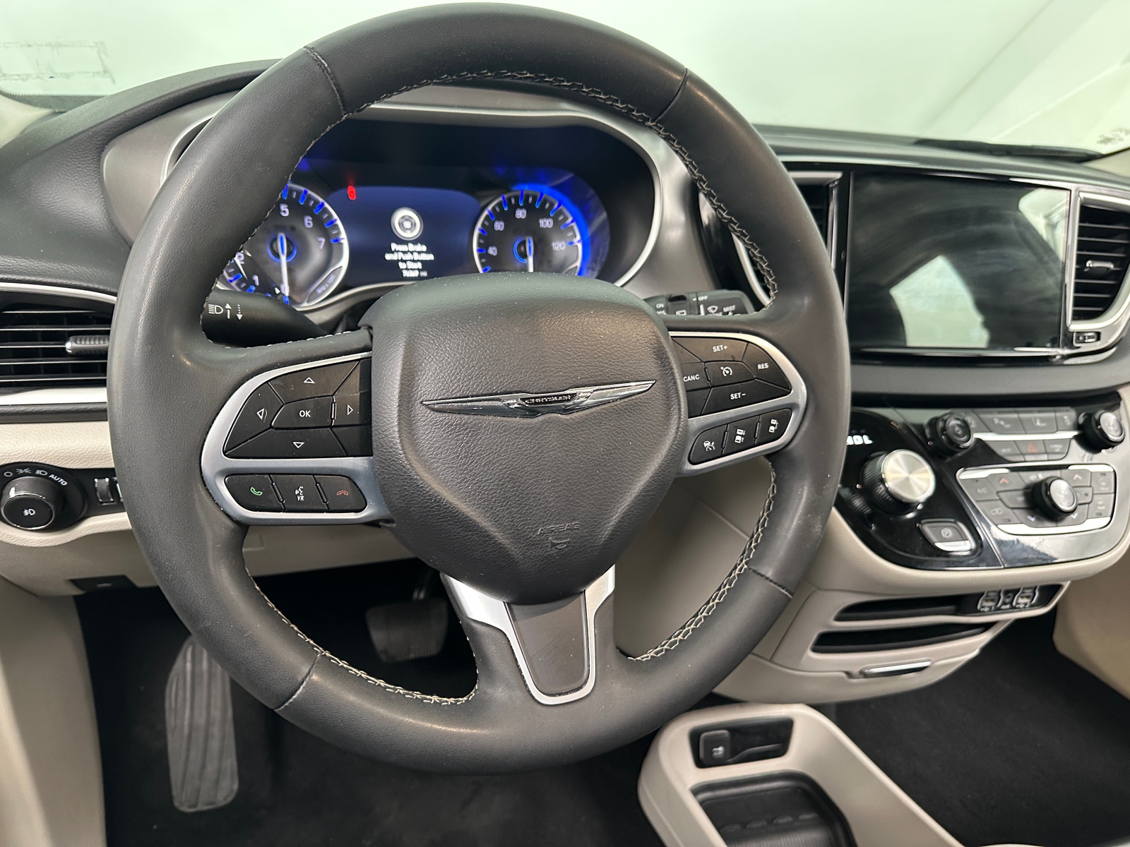 Thumbnail: 2023 Chrysler Pacifica - 4