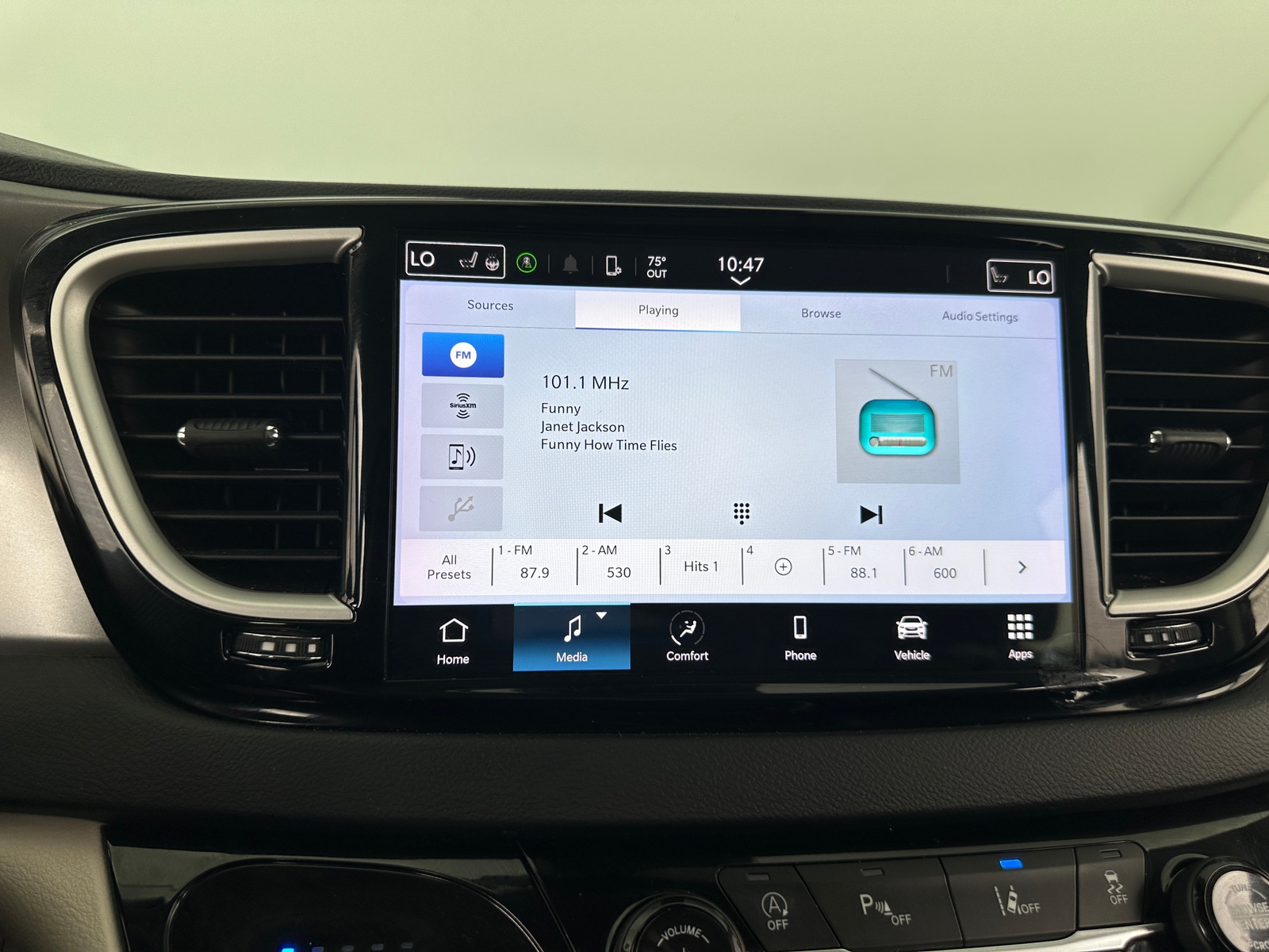 Thumbnail: 2023 Chrysler Pacifica - 3