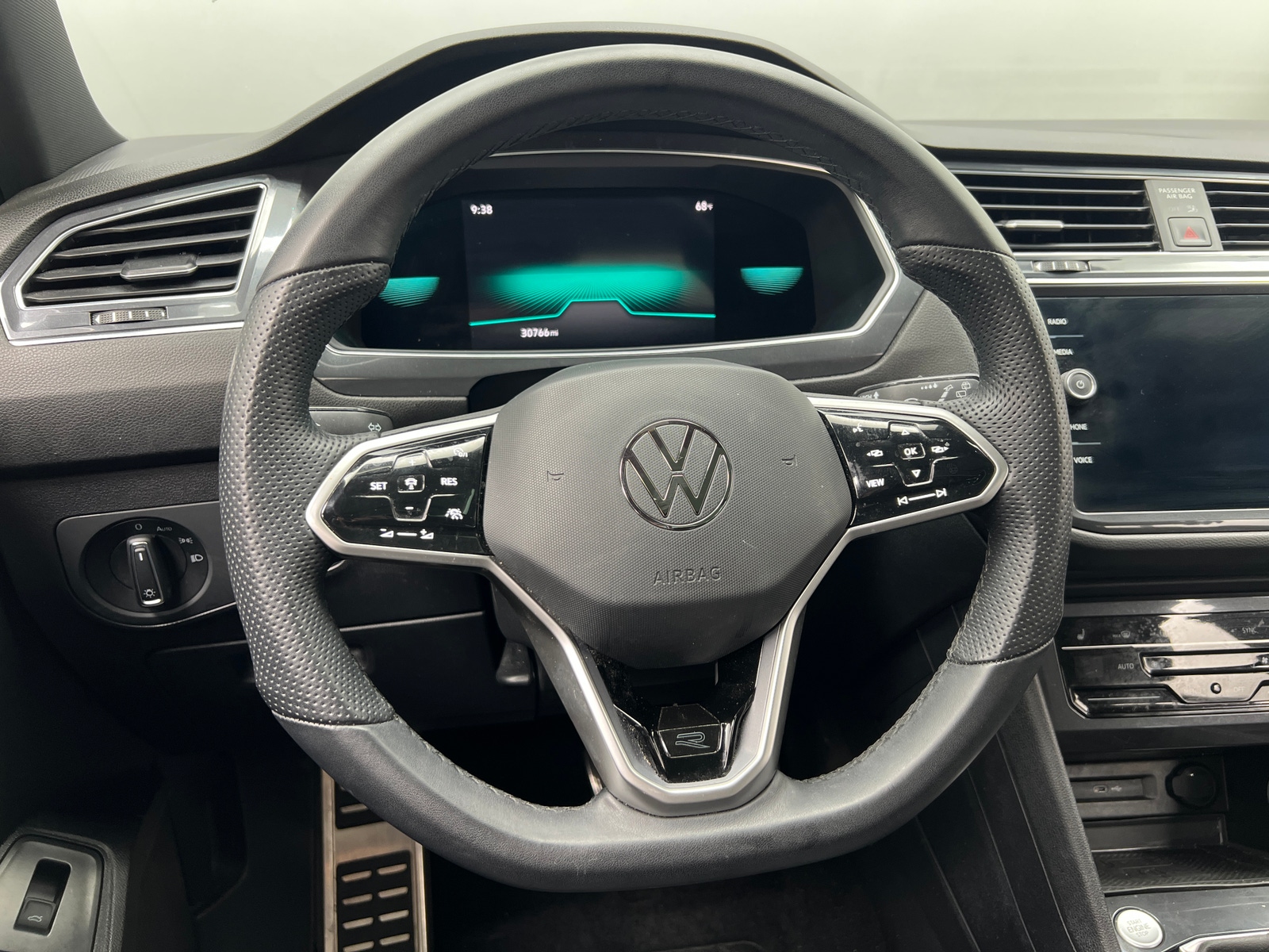 Thumbnail: 2022 Volkswagen Tiguan - 4