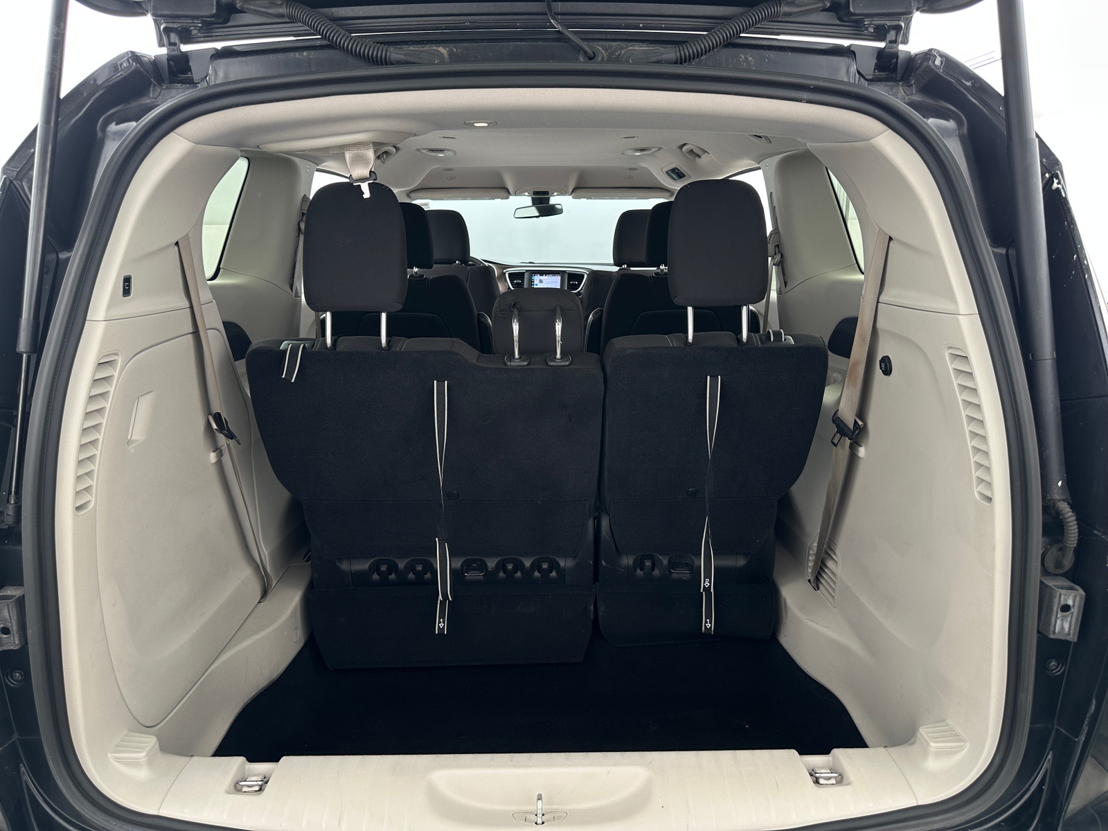 Thumbnail: 2022 Chrysler Voyager - 7