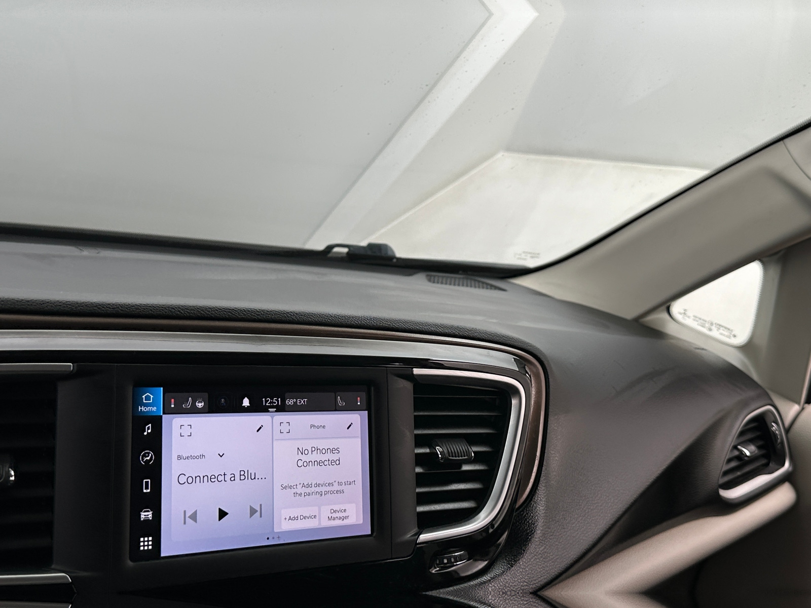 Thumbnail: 2022 Chrysler Voyager - 4
