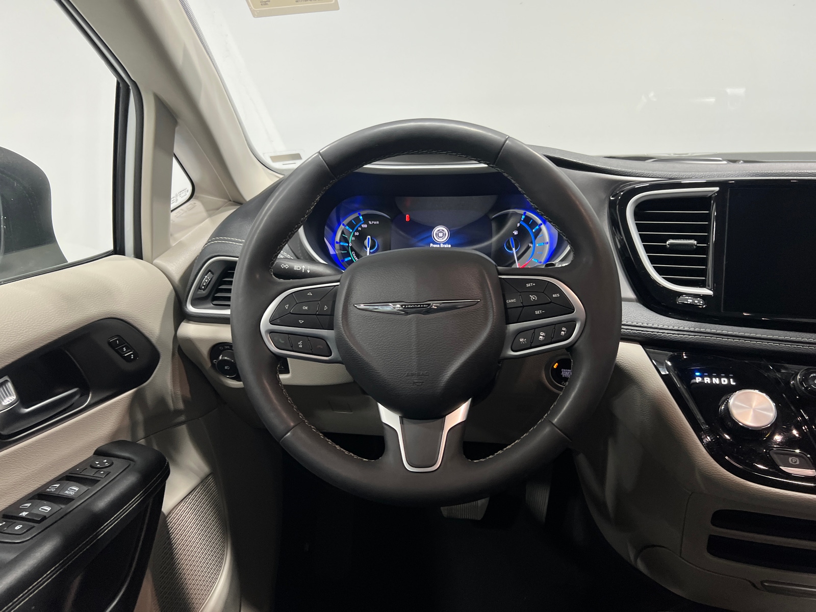 Thumbnail: 2023 Chrysler Pacifica - 4