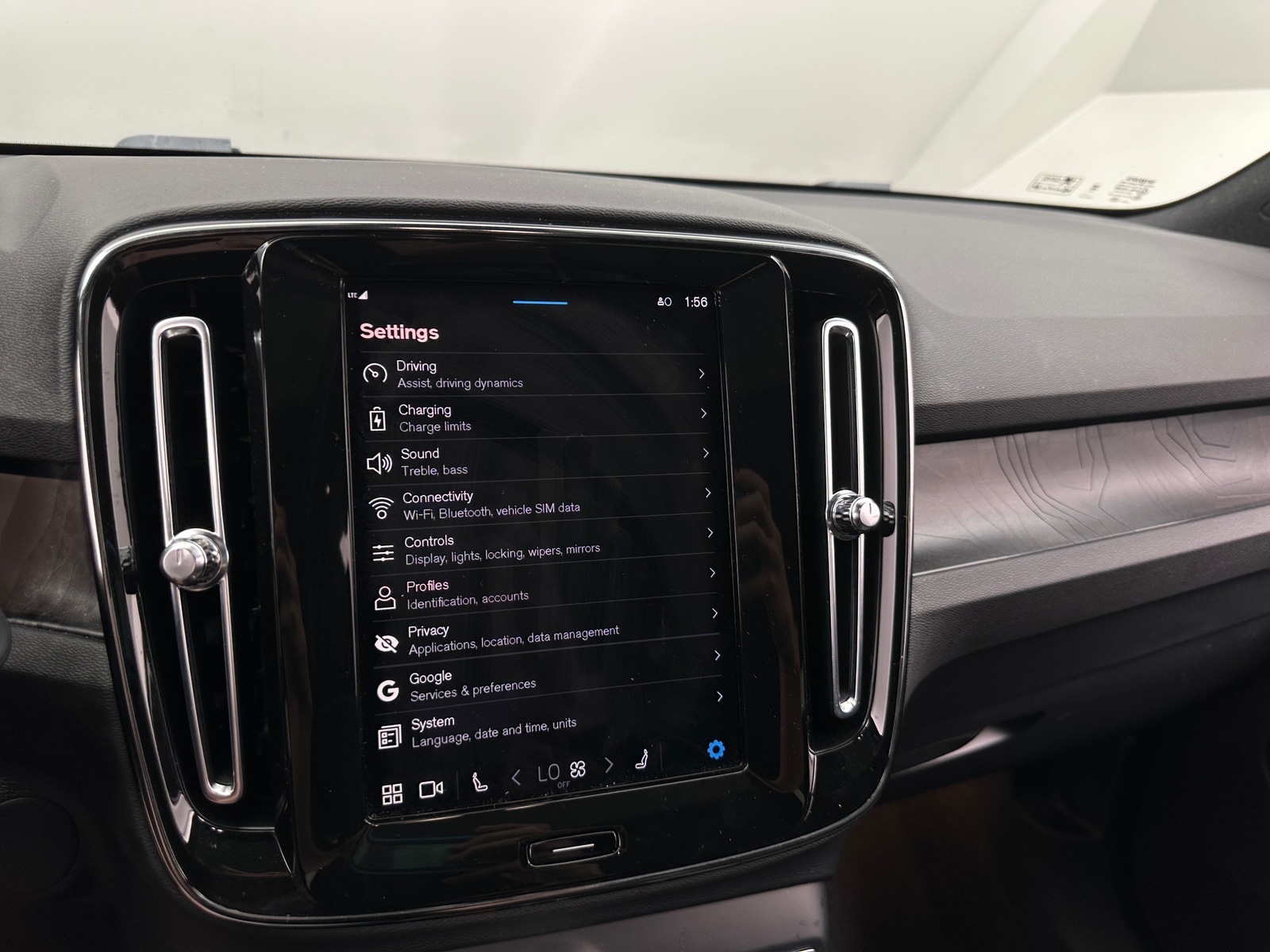 Thumbnail: 2023 Volvo XC40 - 3